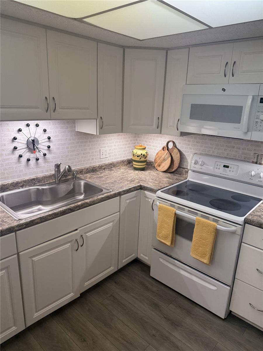 Image 5 of 10 For 948 Virginia Street 206