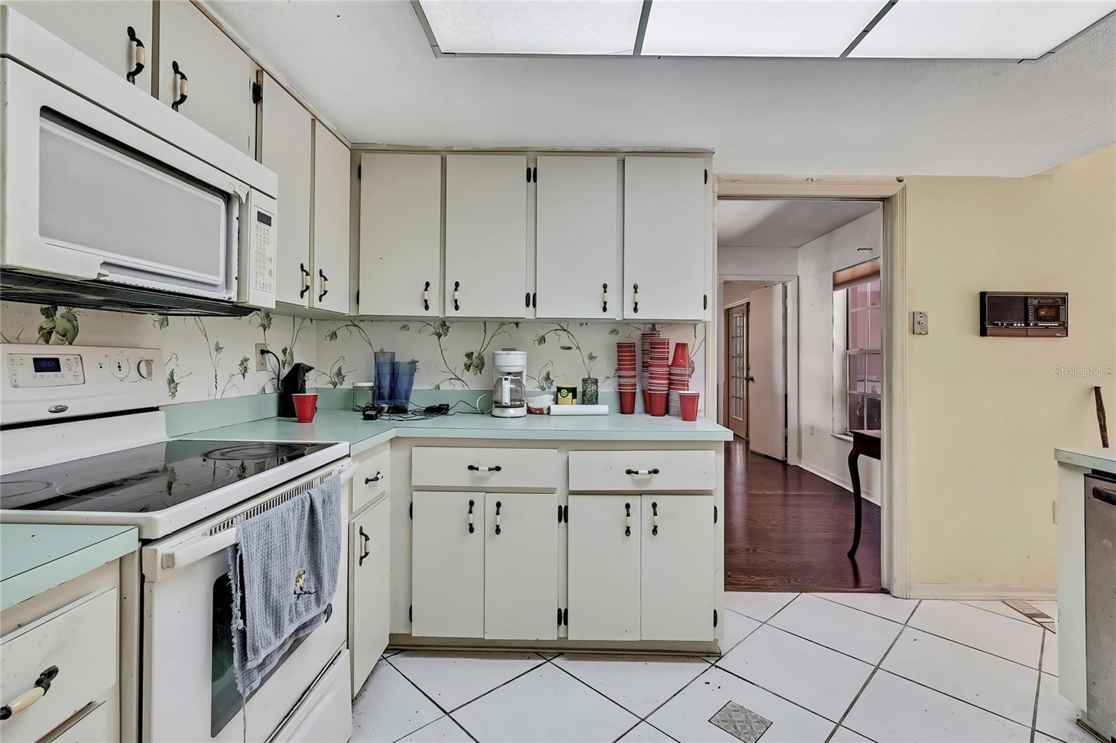 Listing photo id 8 for 4388 Tiffin Avenue