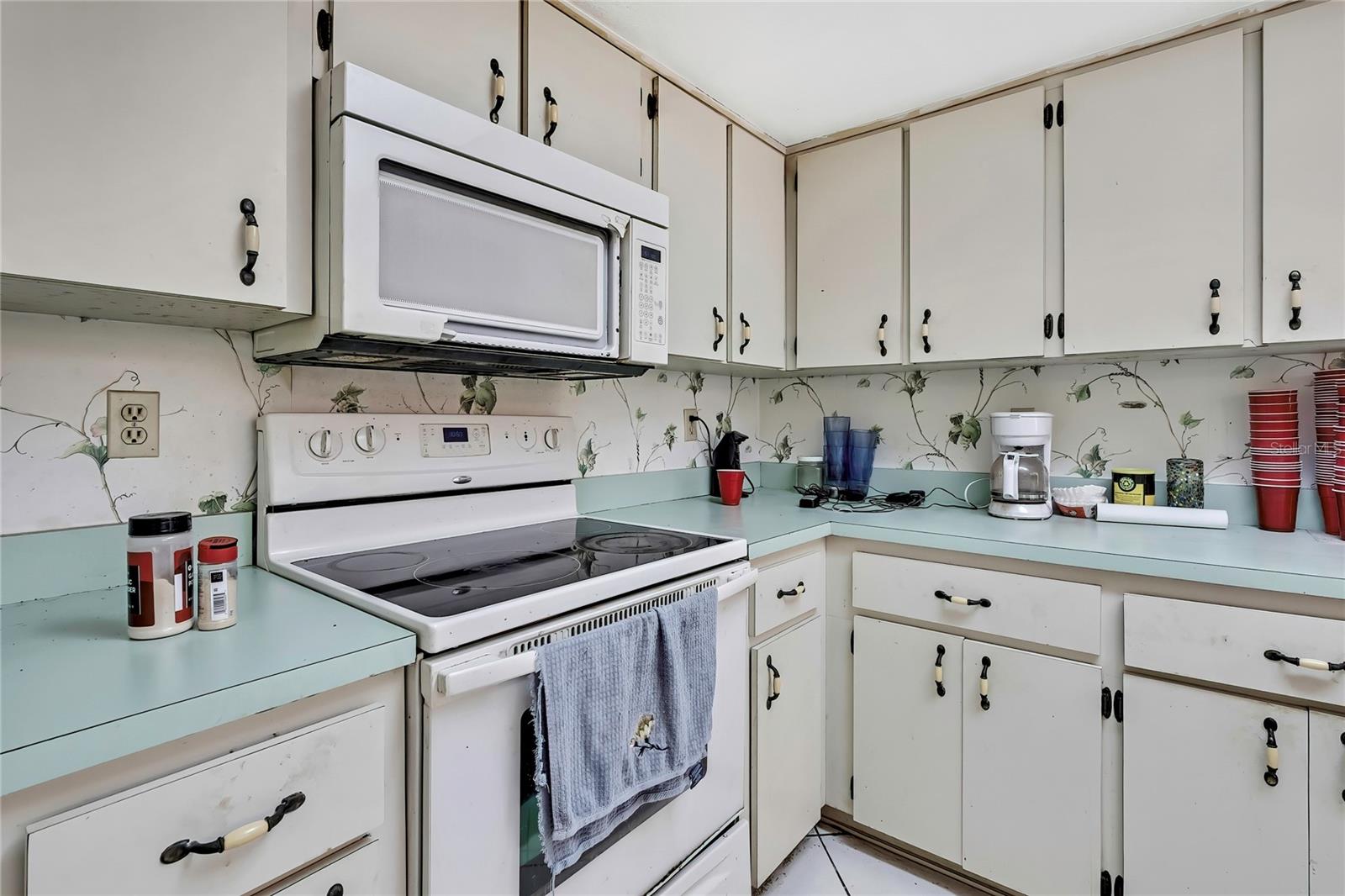 Listing photo id 9 for 4388 Tiffin Avenue