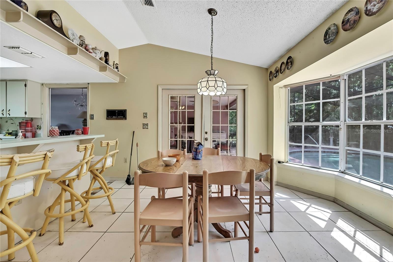 Listing photo id 10 for 4388 Tiffin Avenue