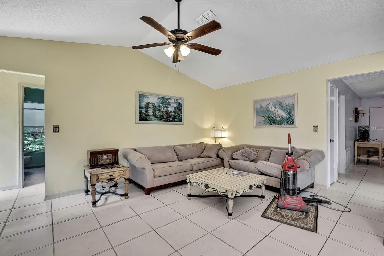 Listing photo id 11 for 4388 Tiffin Avenue
