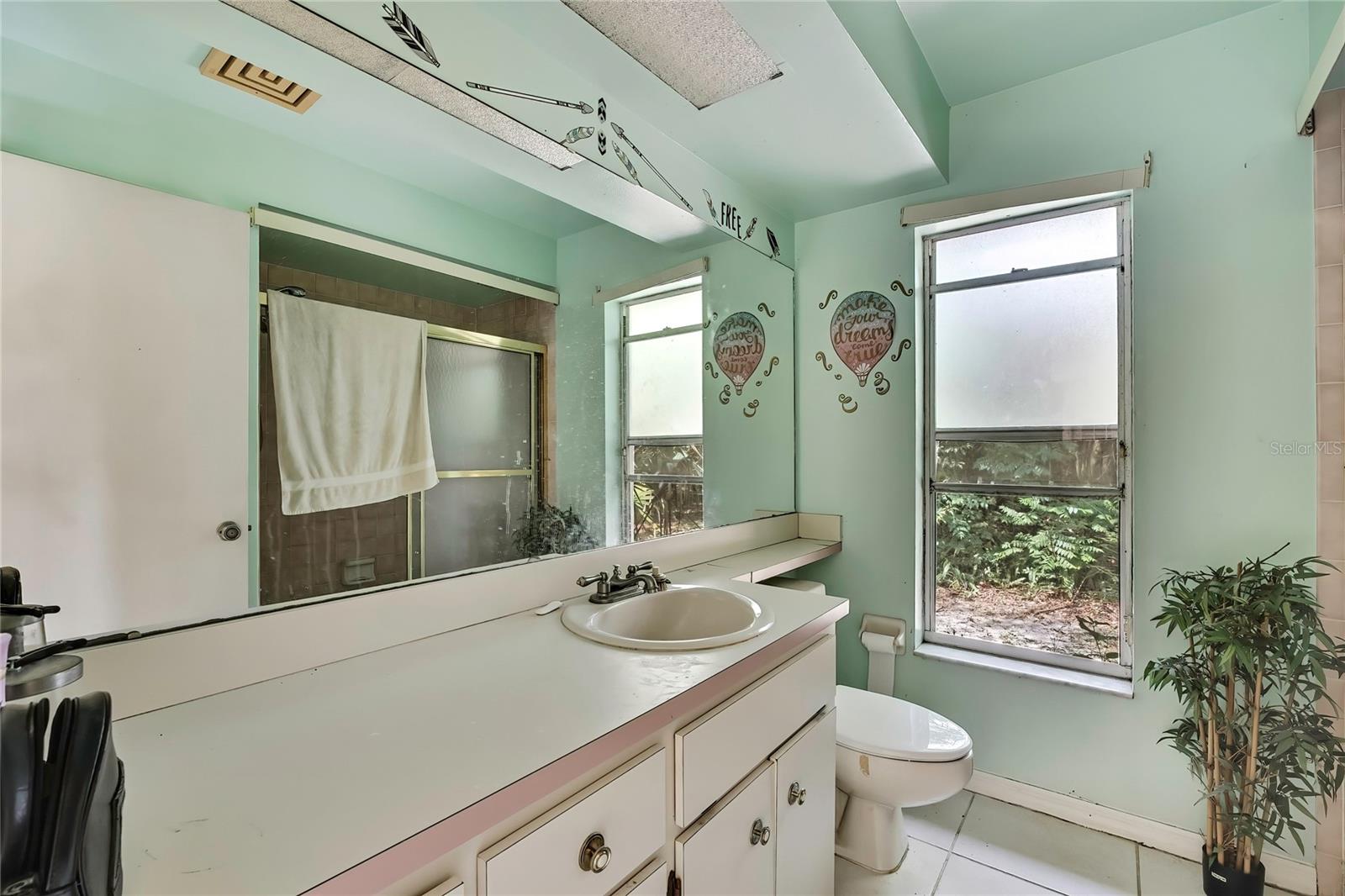 Listing photo id 12 for 4388 Tiffin Avenue
