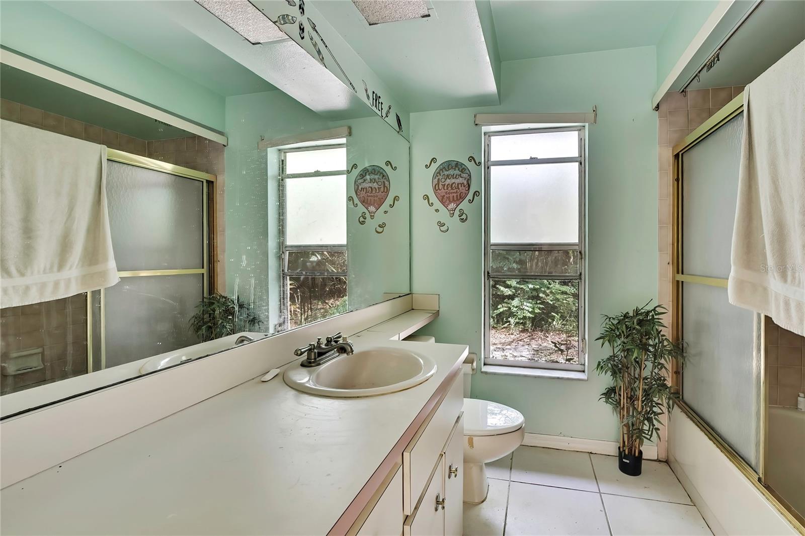 Listing photo id 13 for 4388 Tiffin Avenue