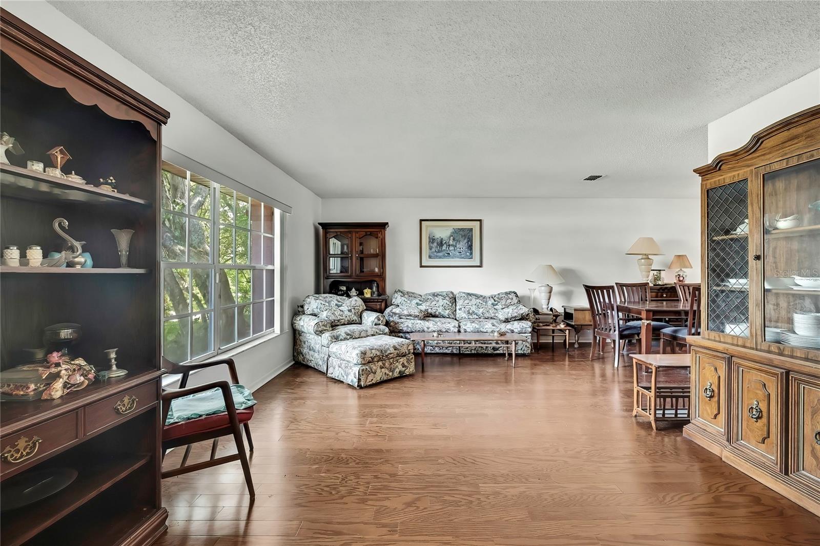 Listing photo id 3 for 4388 Tiffin Avenue