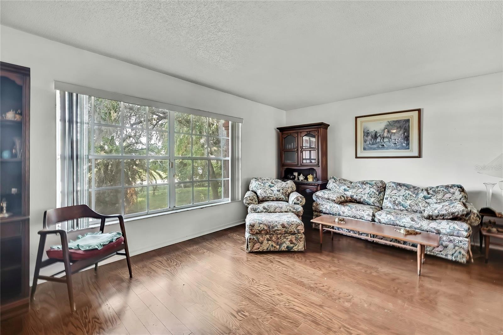 Listing photo id 4 for 4388 Tiffin Avenue