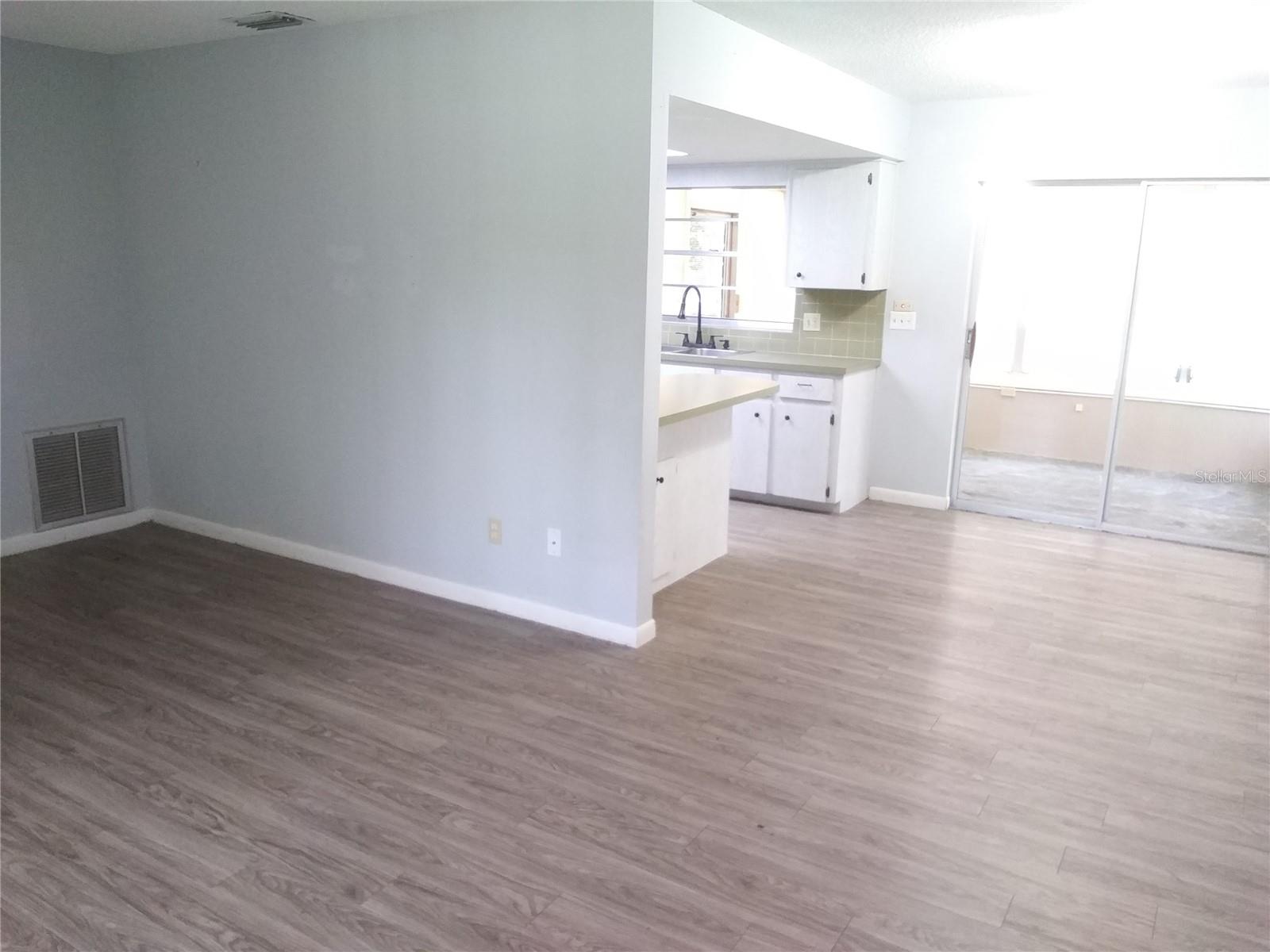 Image 4 of 25 For 9529 Village Green Circle