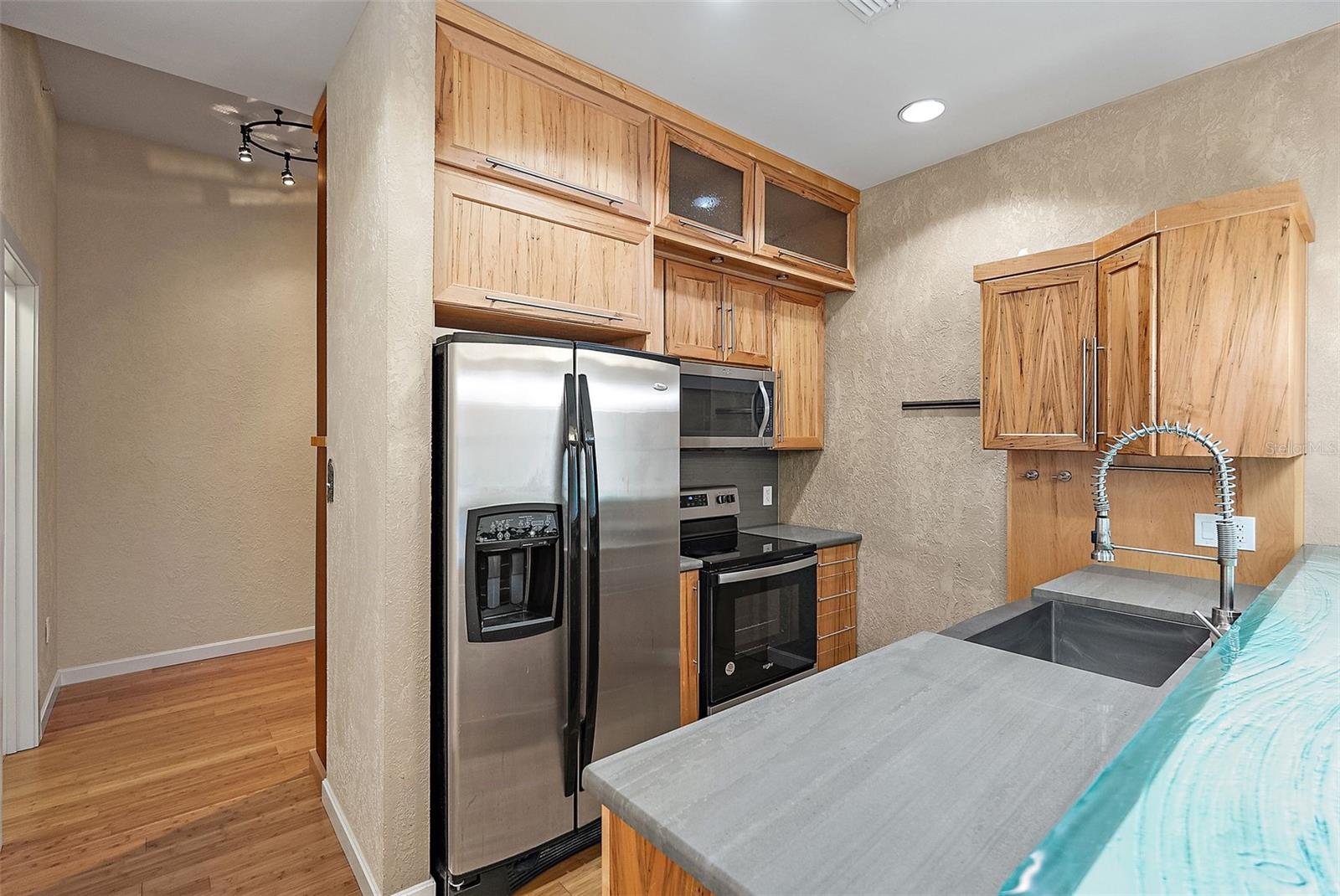 Image 11 of 49 For 400 4th Avenue S 508