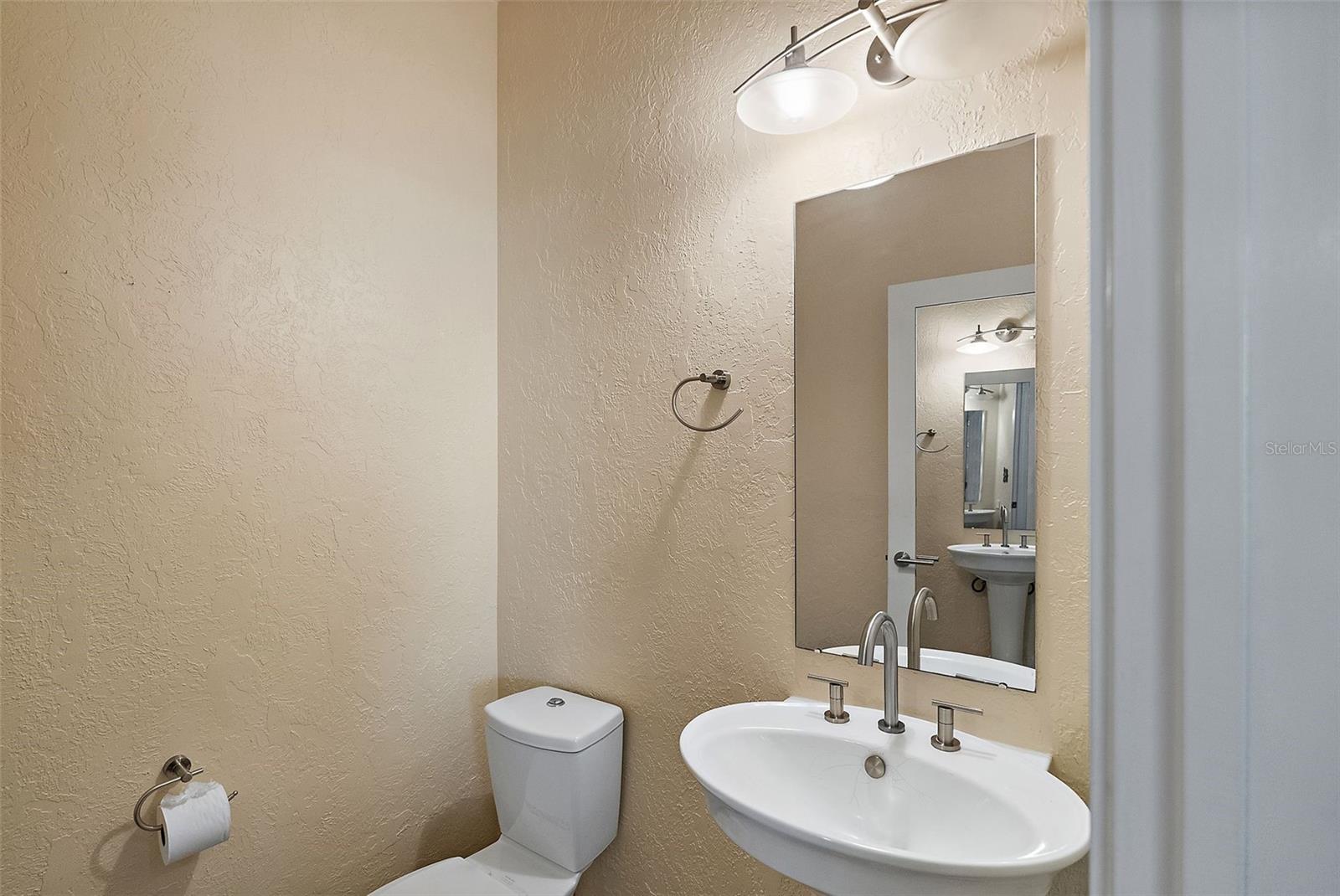 Image 12 of 49 For 400 4th Avenue S 508