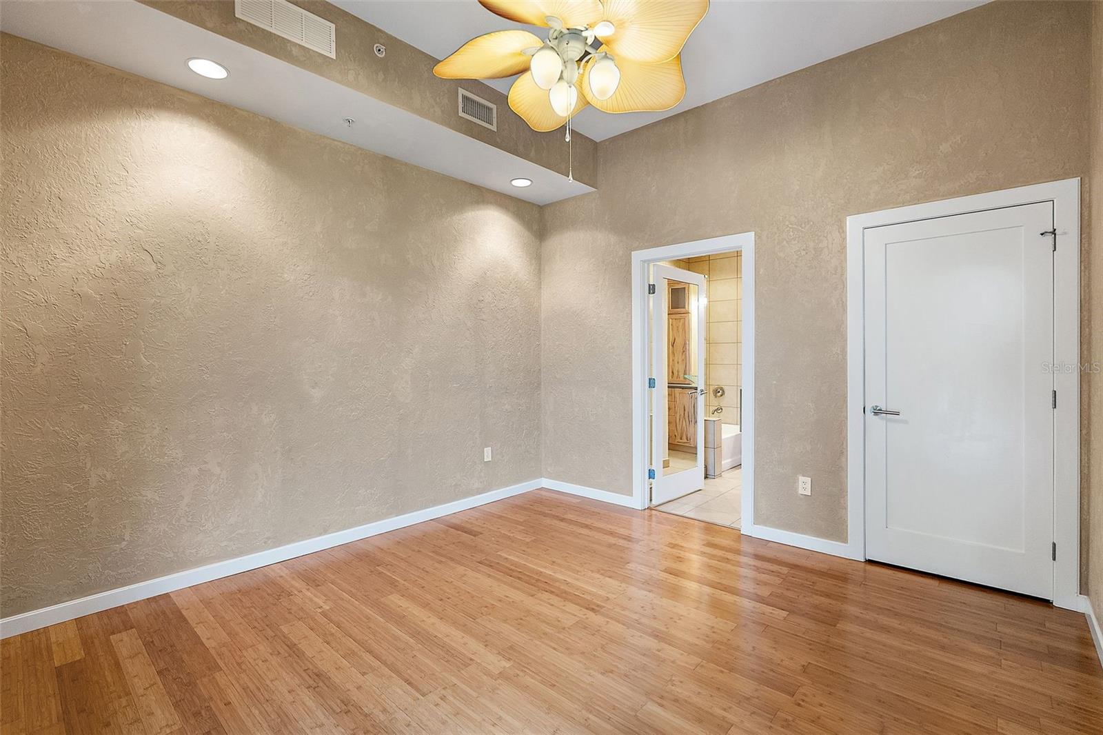 Image 13 of 49 For 400 4th Avenue S 508