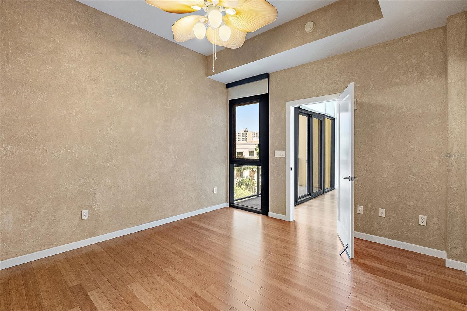 Image 14 of 49 For 400 4th Avenue S 508