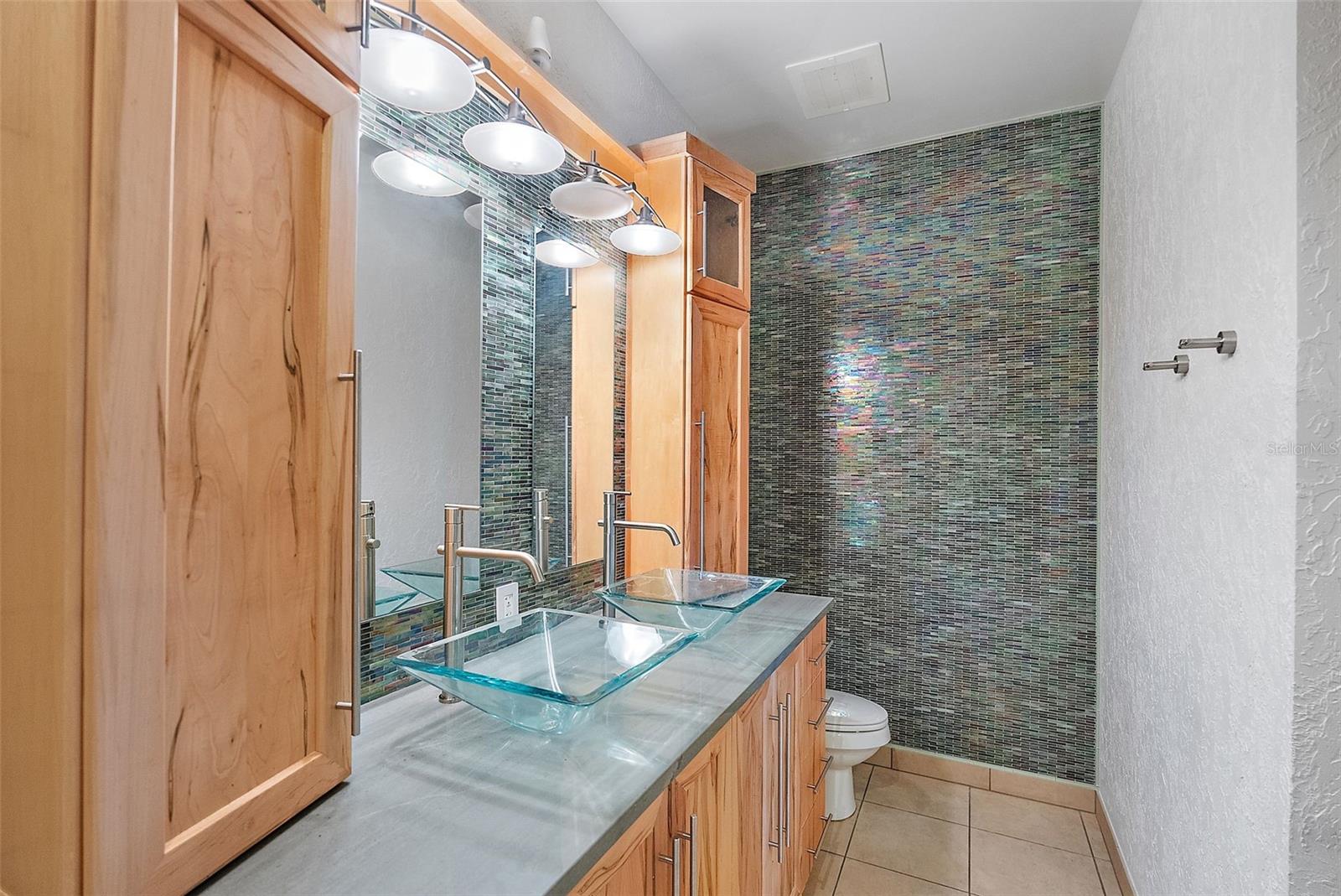 Image 18 of 49 For 400 4th Avenue S 508