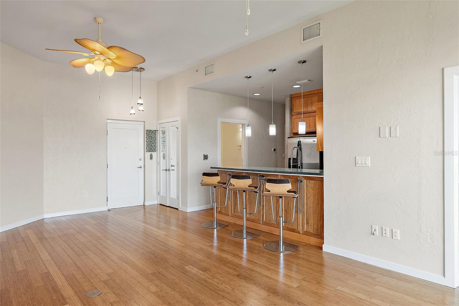 Image 7 of 49 For 400 4th Avenue S 508
