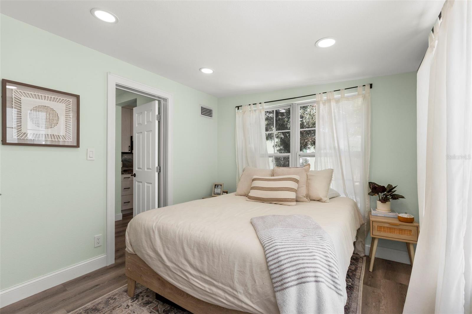 Image 21 of 55 For 427 21st Avenue N