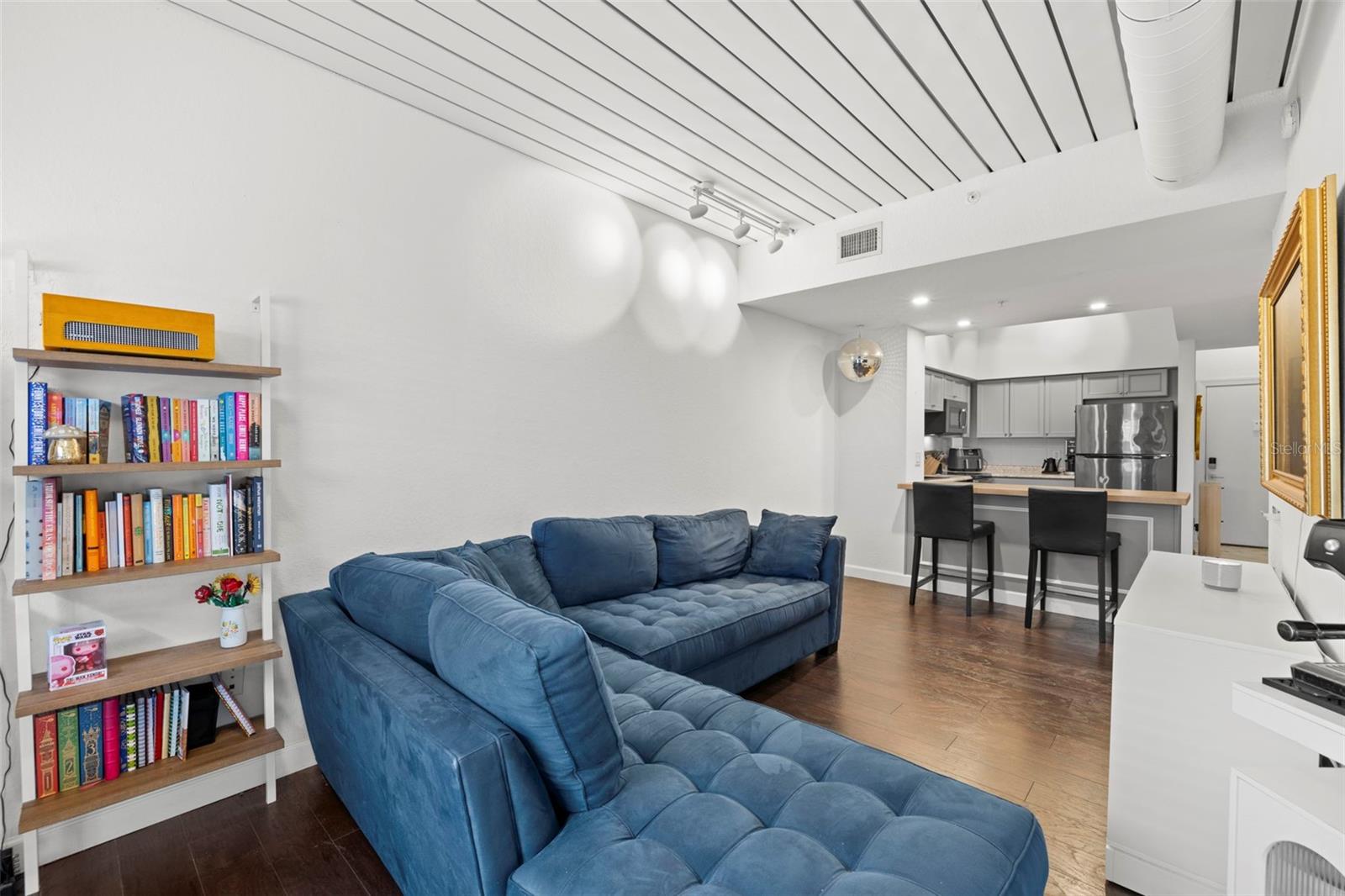 Image 11 of 26 For 2410 Azeele Street 214