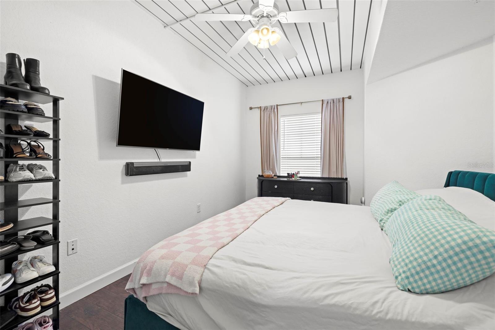 Image 13 of 26 For 2410 Azeele Street 214