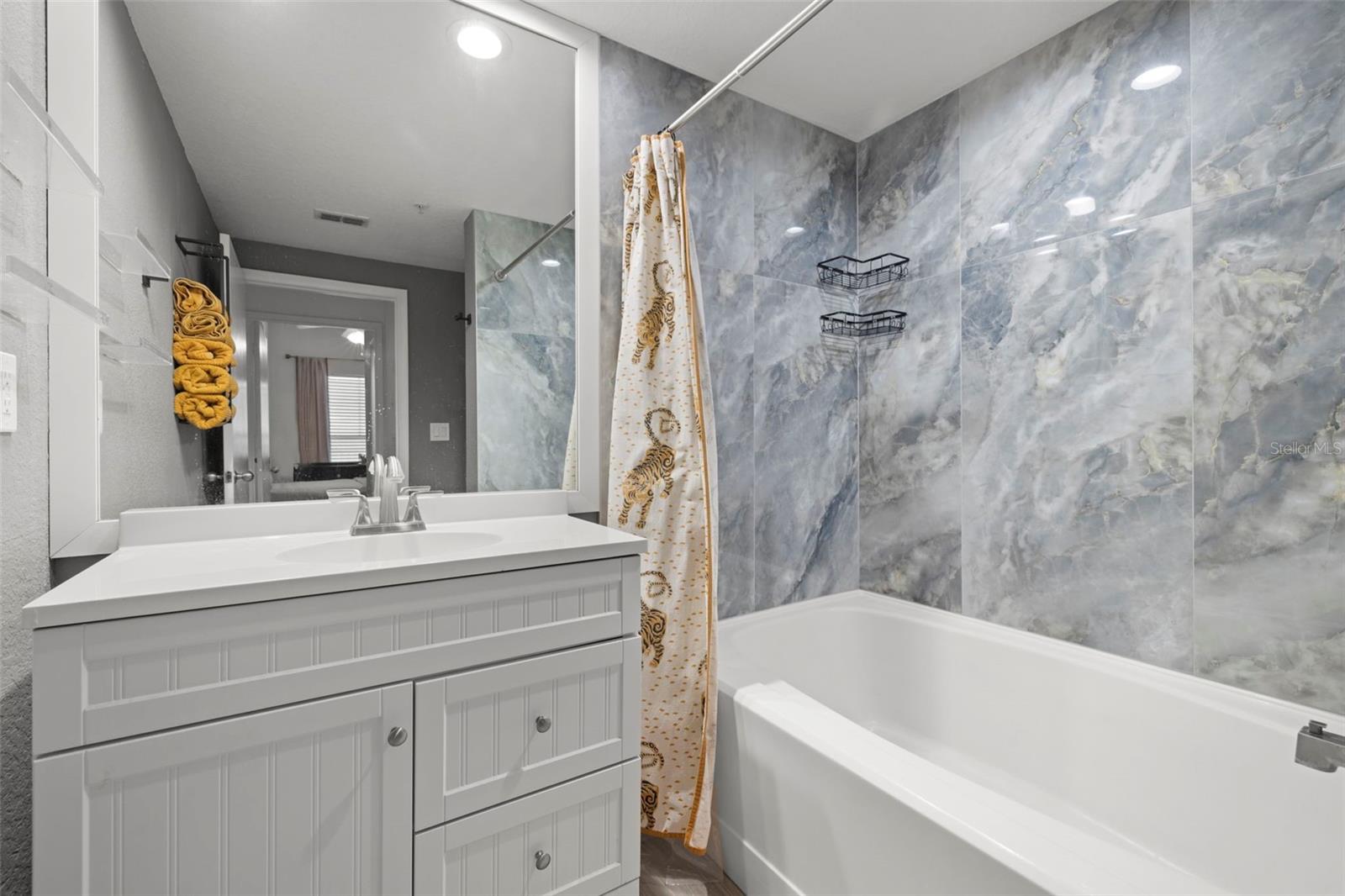 Image 16 of 26 For 2410 Azeele Street 214