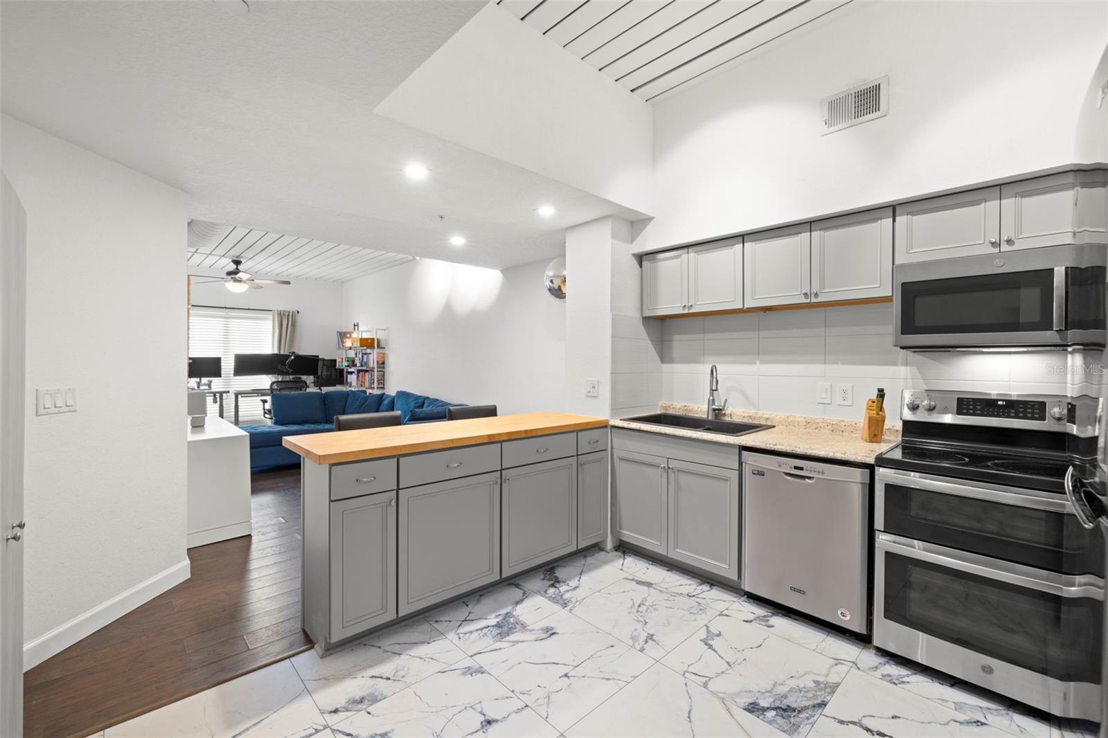 Image 2 of 26 For 2410 Azeele Street 214