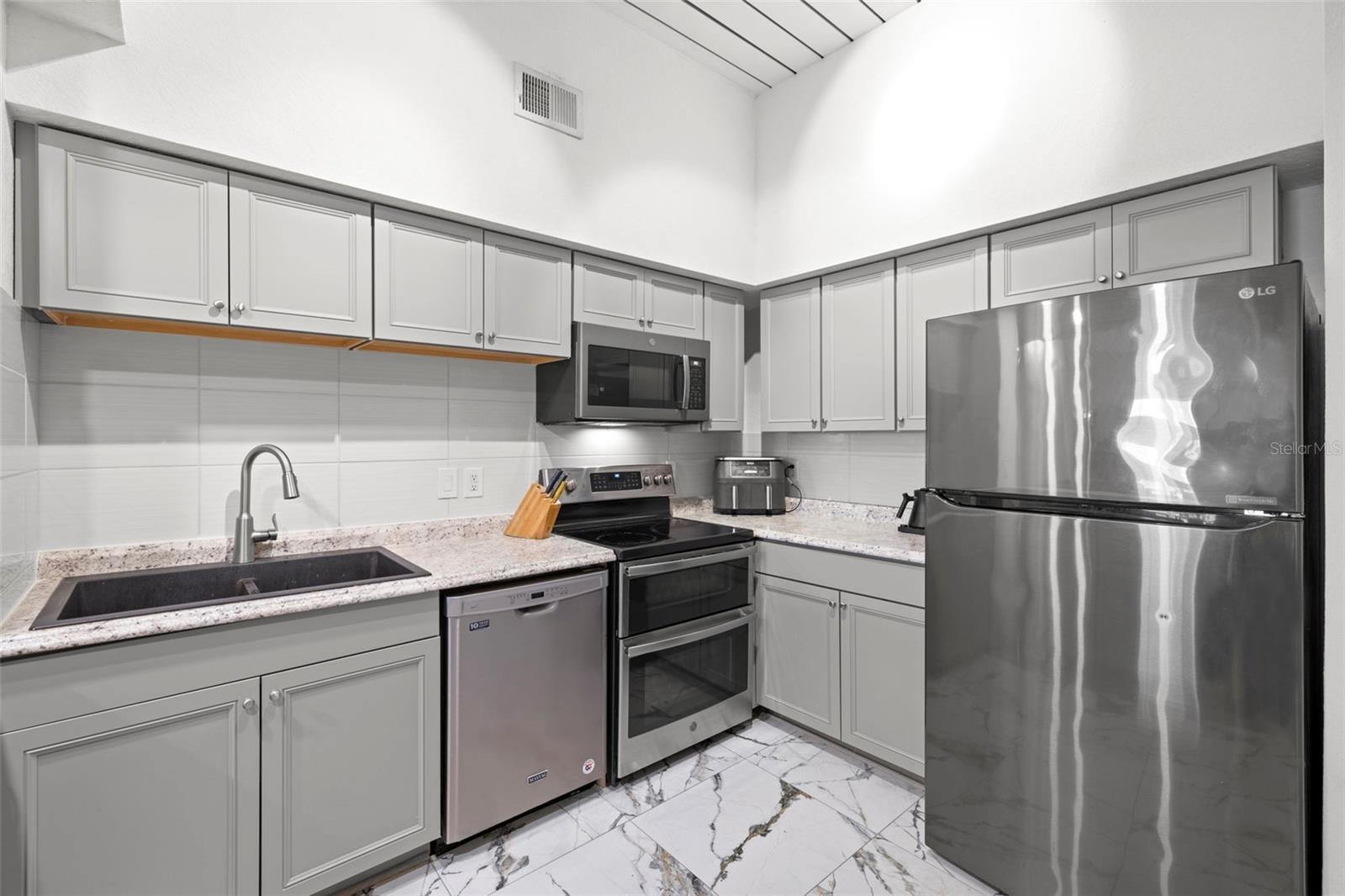 Image 3 of 26 For 2410 Azeele Street 214