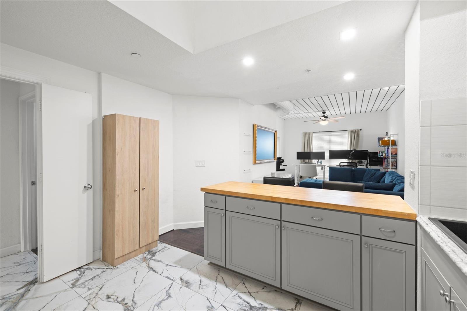 Image 4 of 26 For 2410 Azeele Street 214