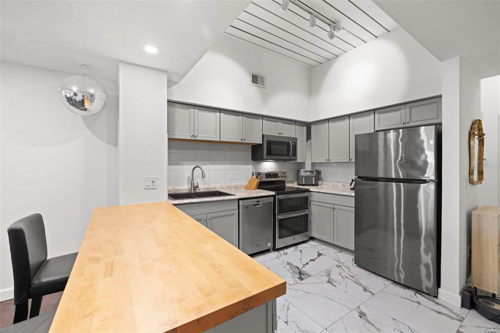 Image 5 of 26 For 2410 Azeele Street 214