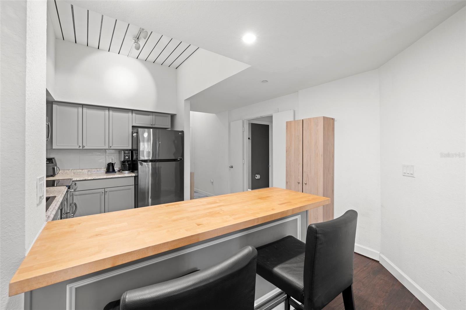 Image 6 of 26 For 2410 Azeele Street 214