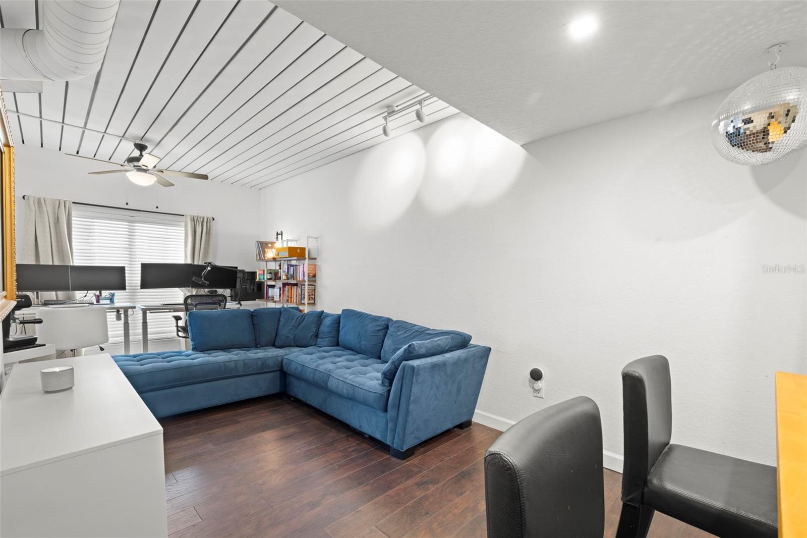 Image 7 of 26 For 2410 Azeele Street 214