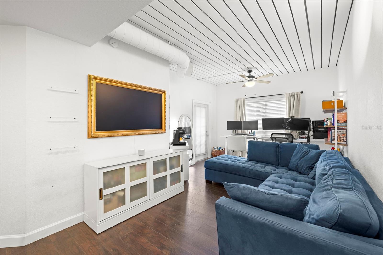 Image 8 of 26 For 2410 Azeele Street 214