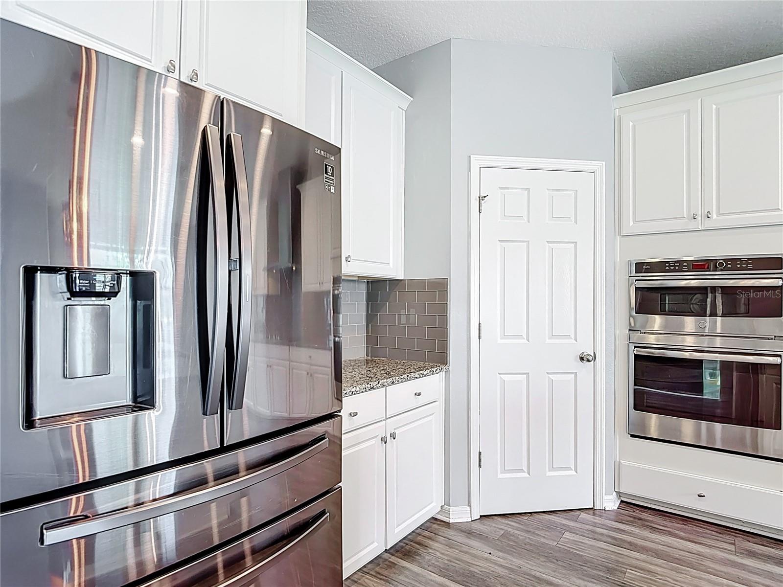Listing photo id 17 for 7628 Surf Reed Way