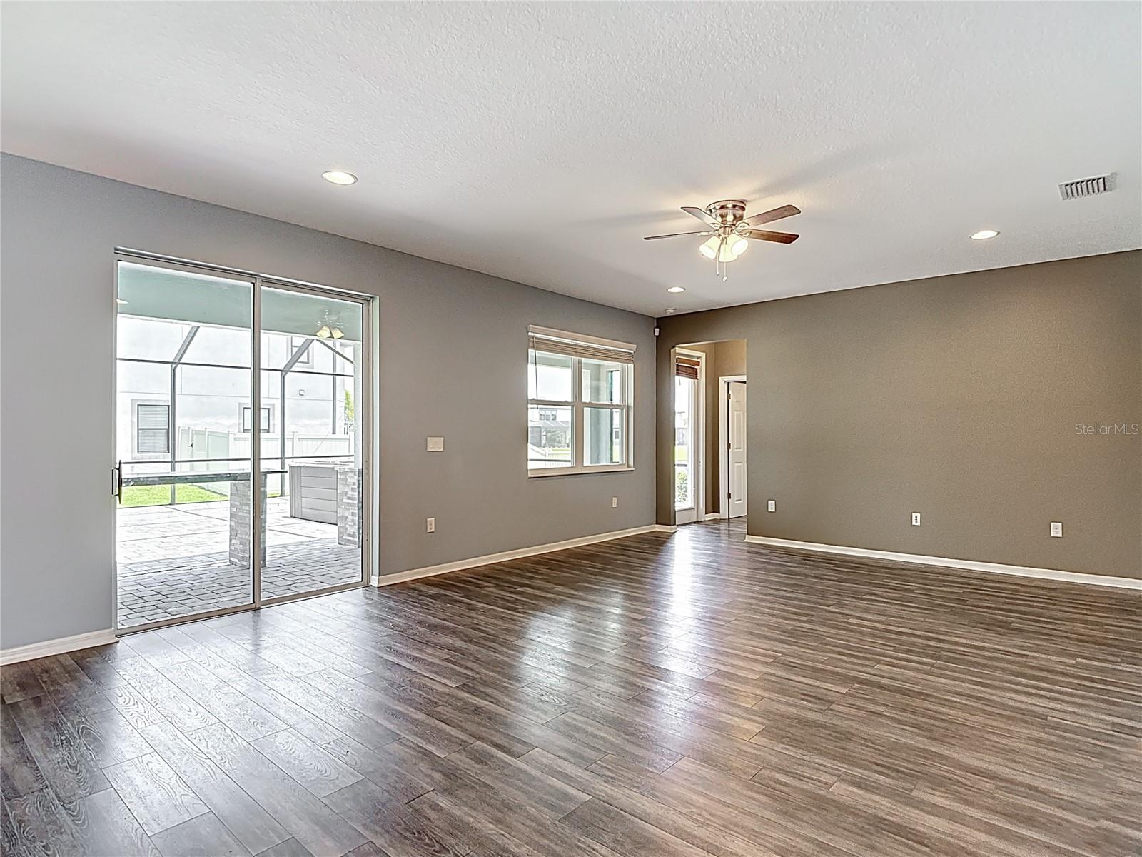 Listing photo id 30 for 7628 Surf Reed Way