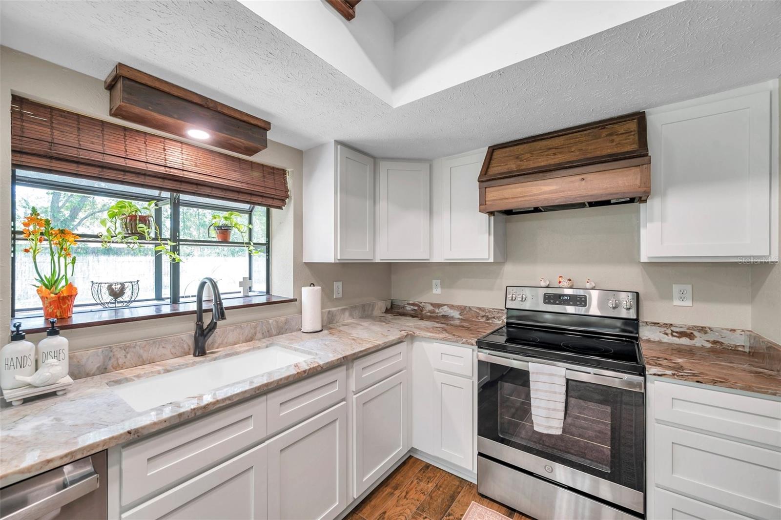 Listing photo id 8 for 316 Jenkins Avenue