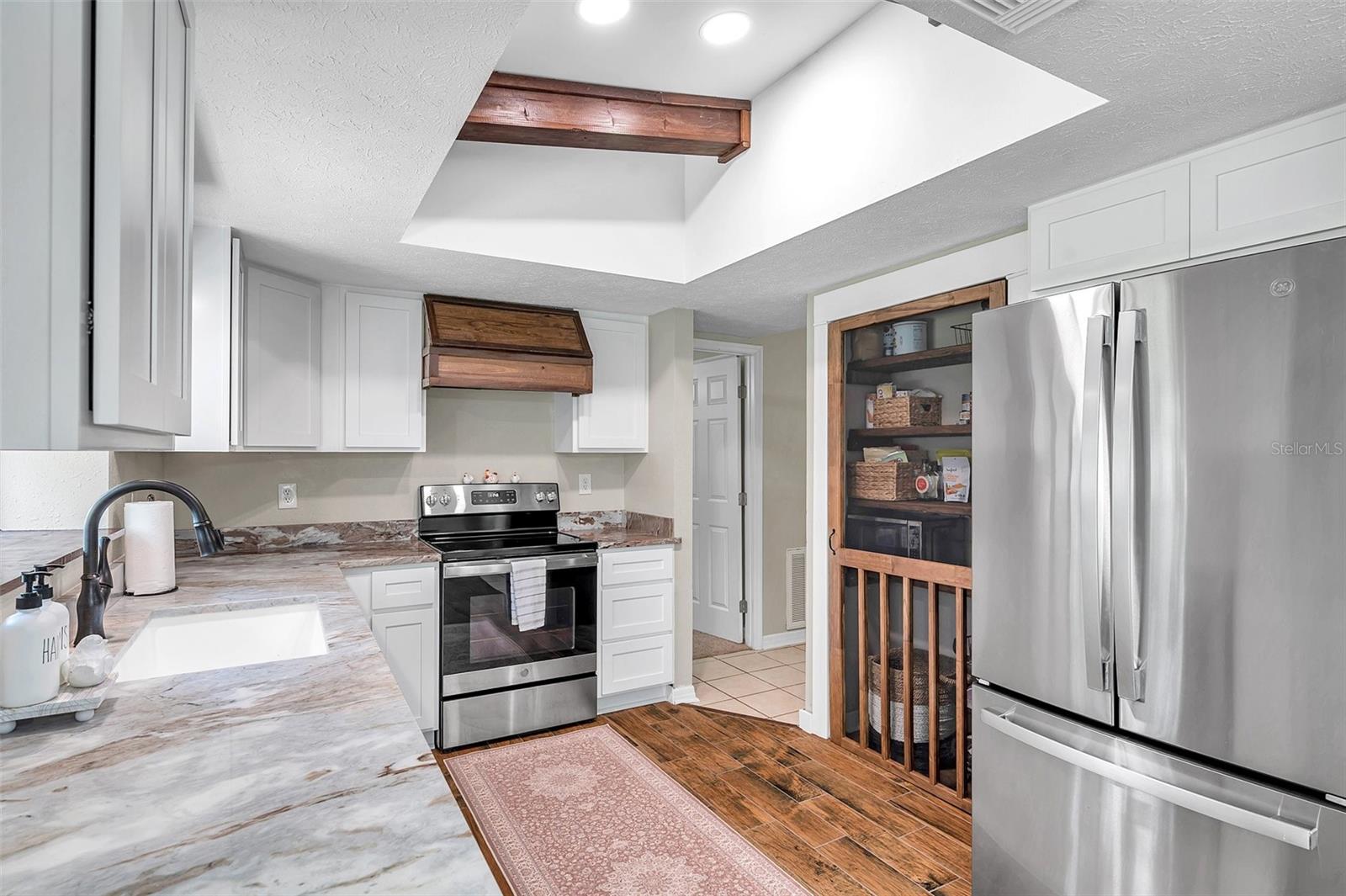 Listing photo id 10 for 316 Jenkins Avenue