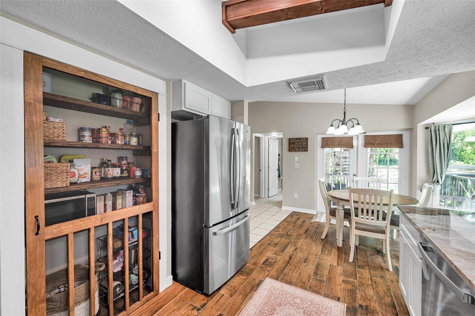 Listing photo id 11 for 316 Jenkins Avenue