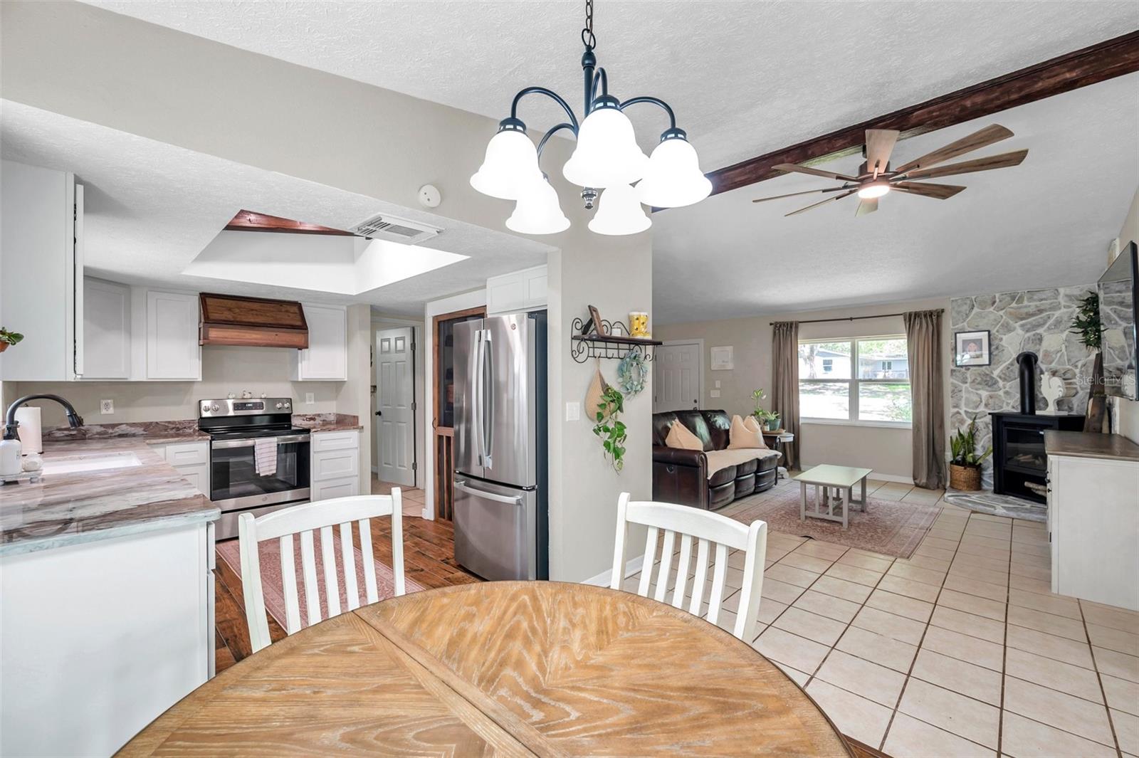 Listing photo id 15 for 316 Jenkins Avenue