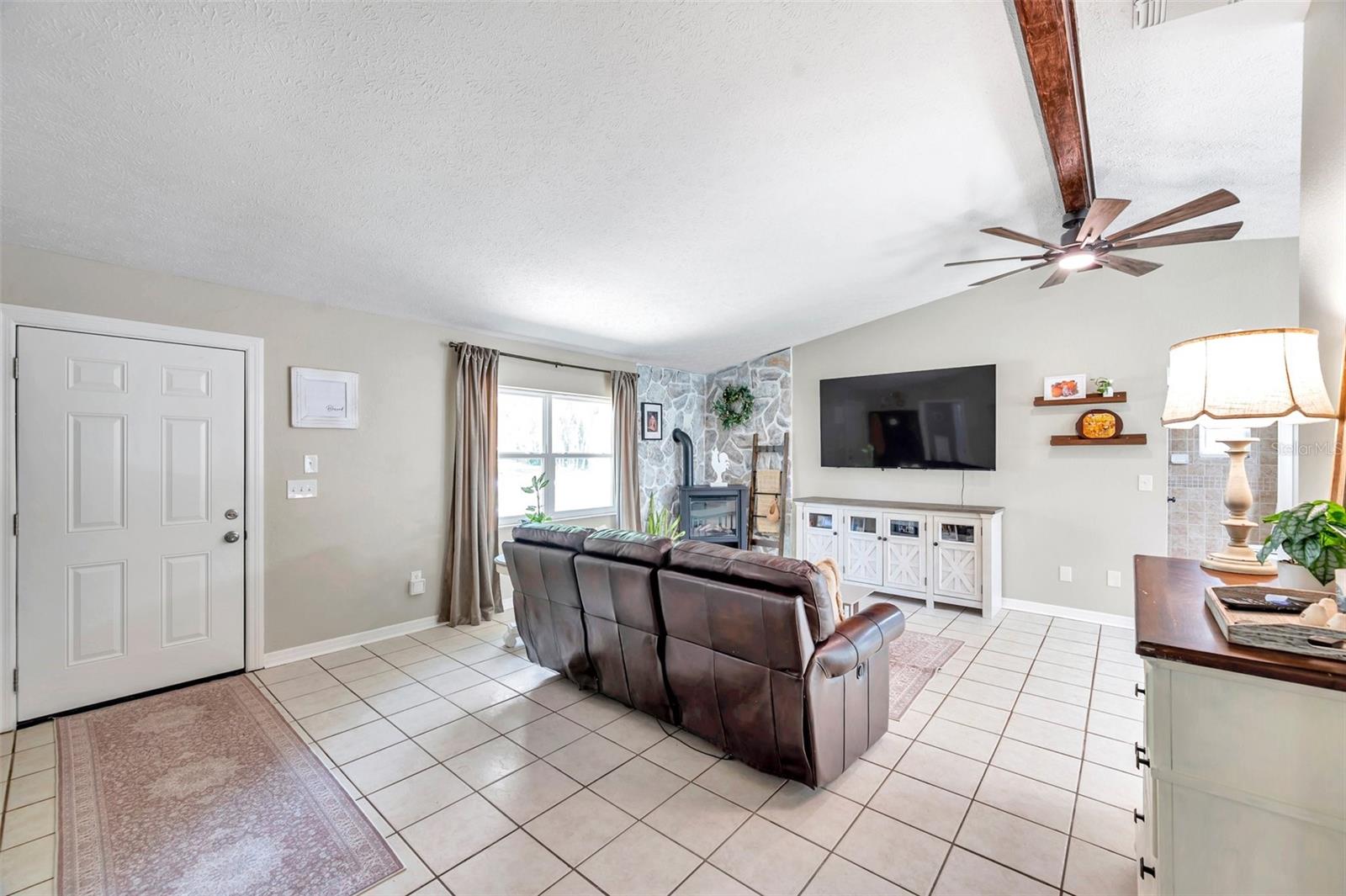 Listing photo id 19 for 316 Jenkins Avenue
