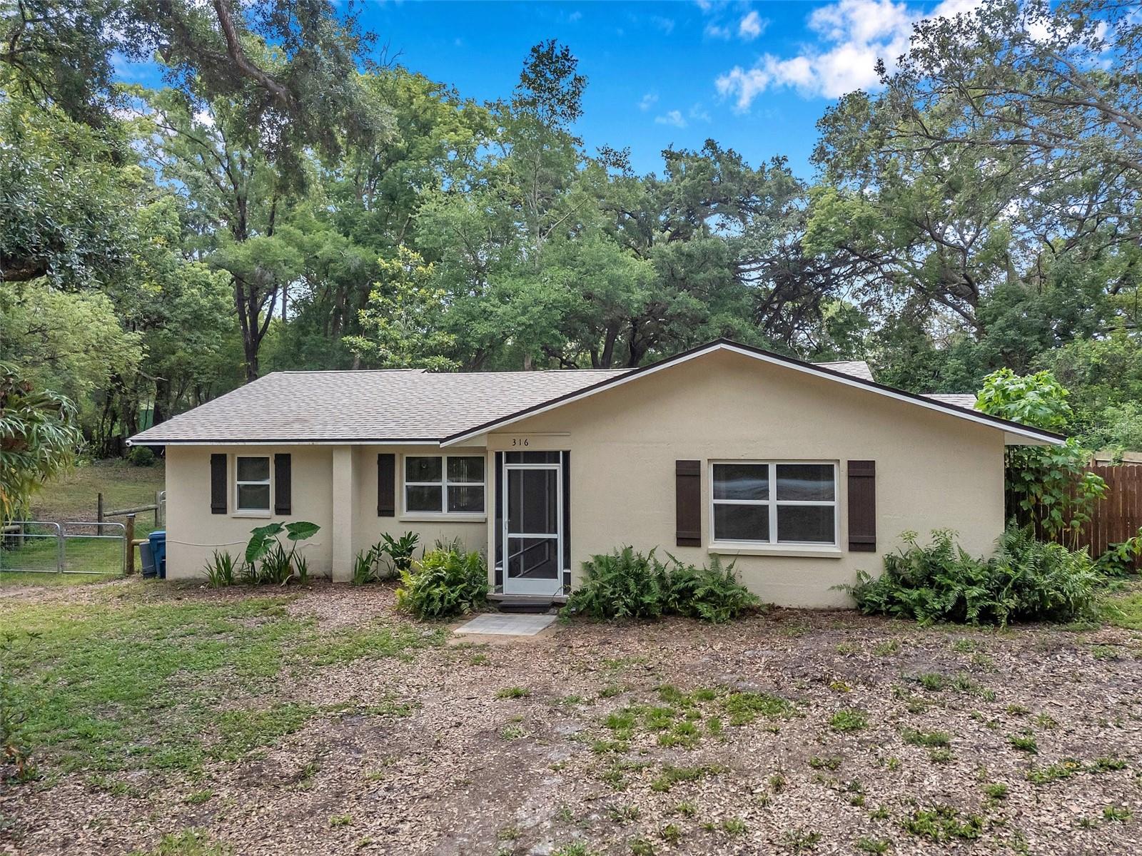 Listing photo id 2 for 316 Jenkins Avenue