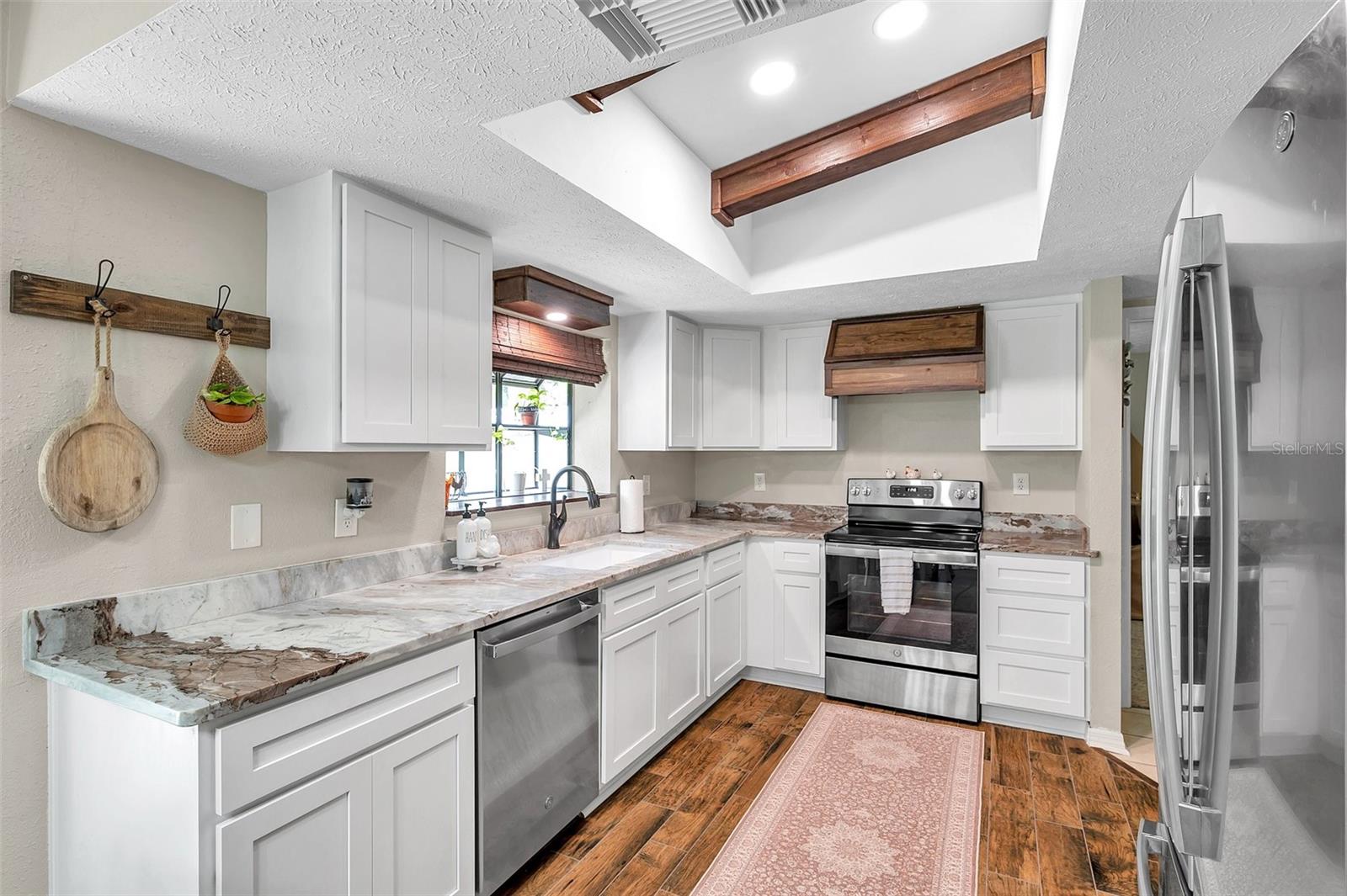 Listing photo id 7 for 316 Jenkins Avenue