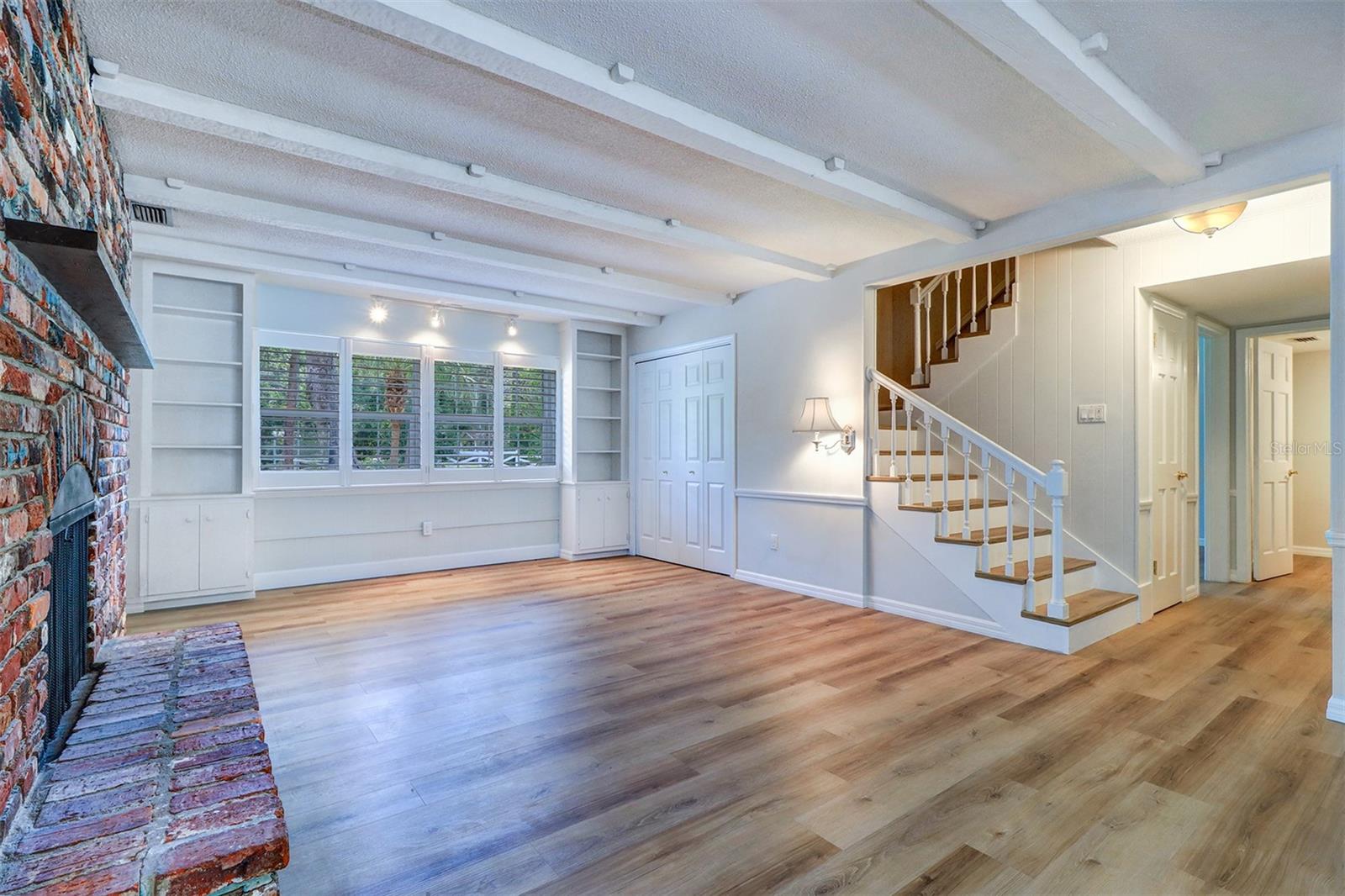 Listing photo id 11 for 1670 Fox Road
