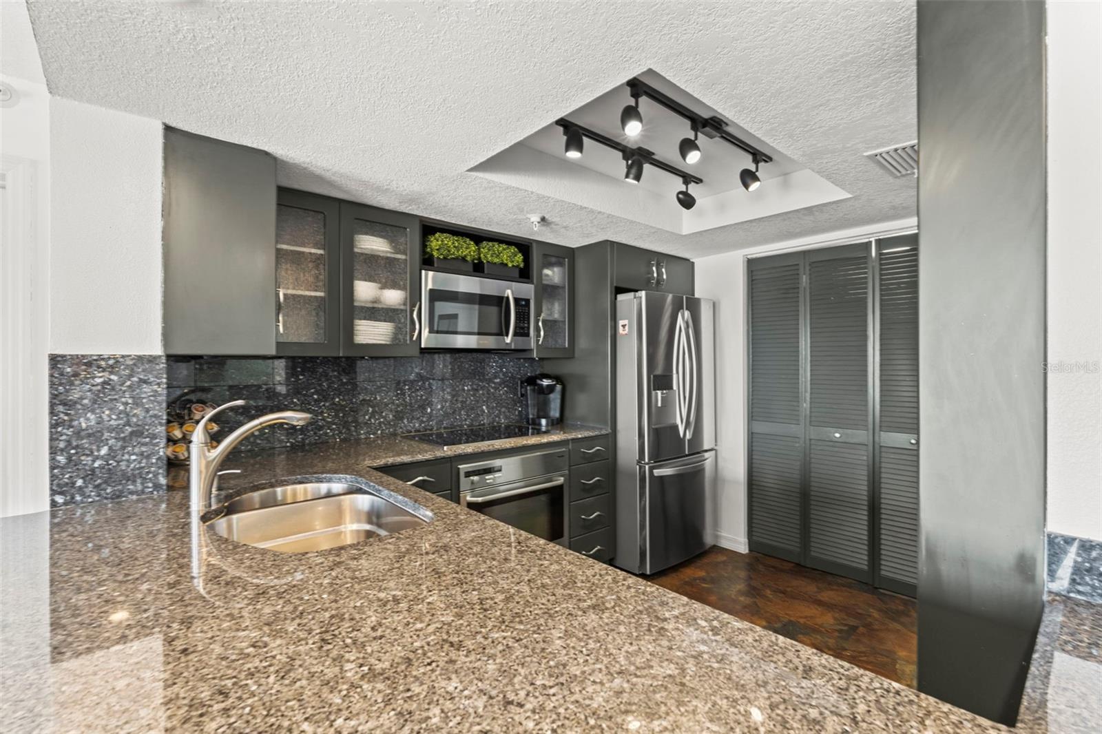 Image 6 of 27 For 7432 Sunshine Skyway Lane S 402