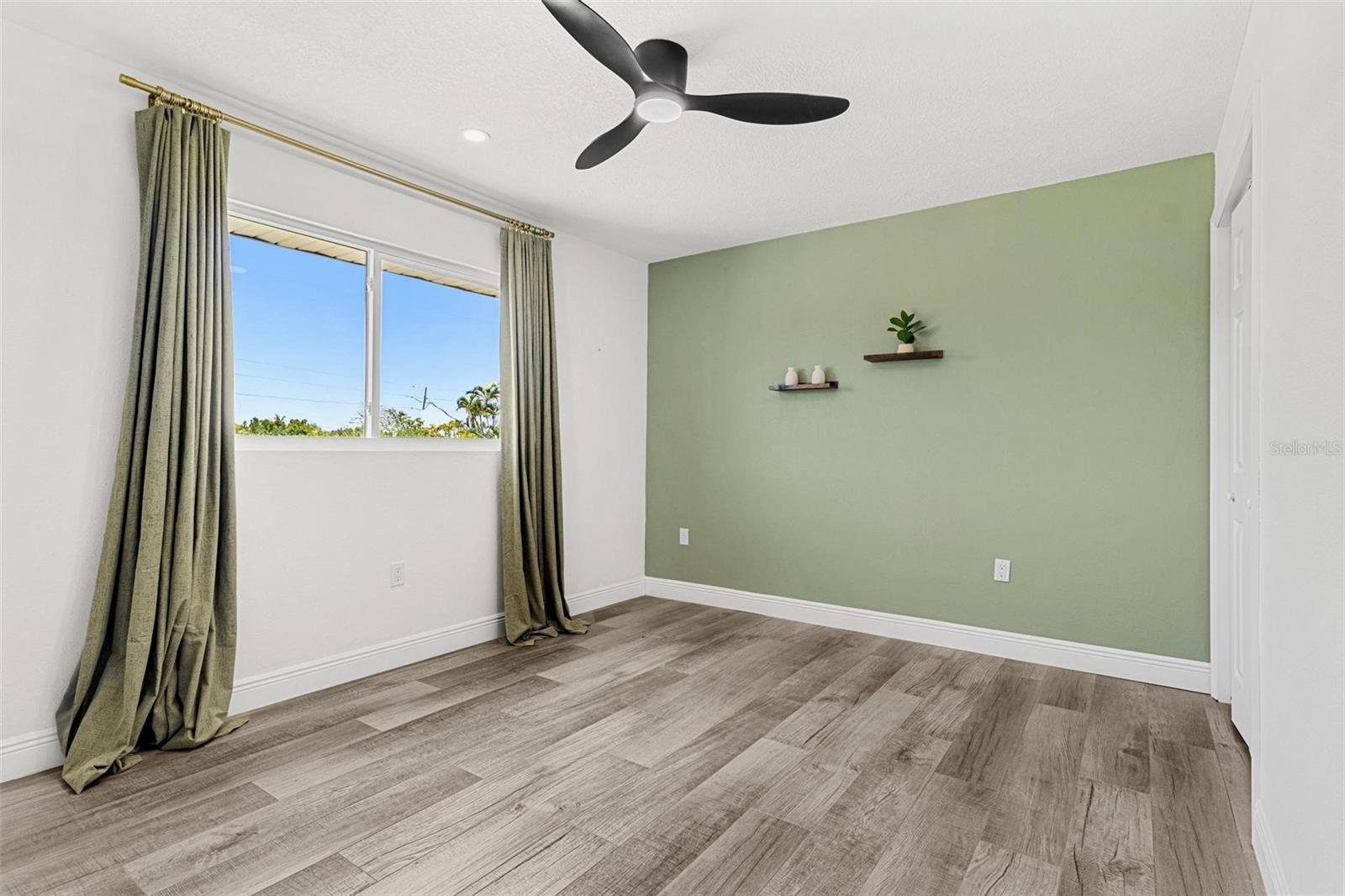 Image 37 of 62 For 380 Colony Point Road S