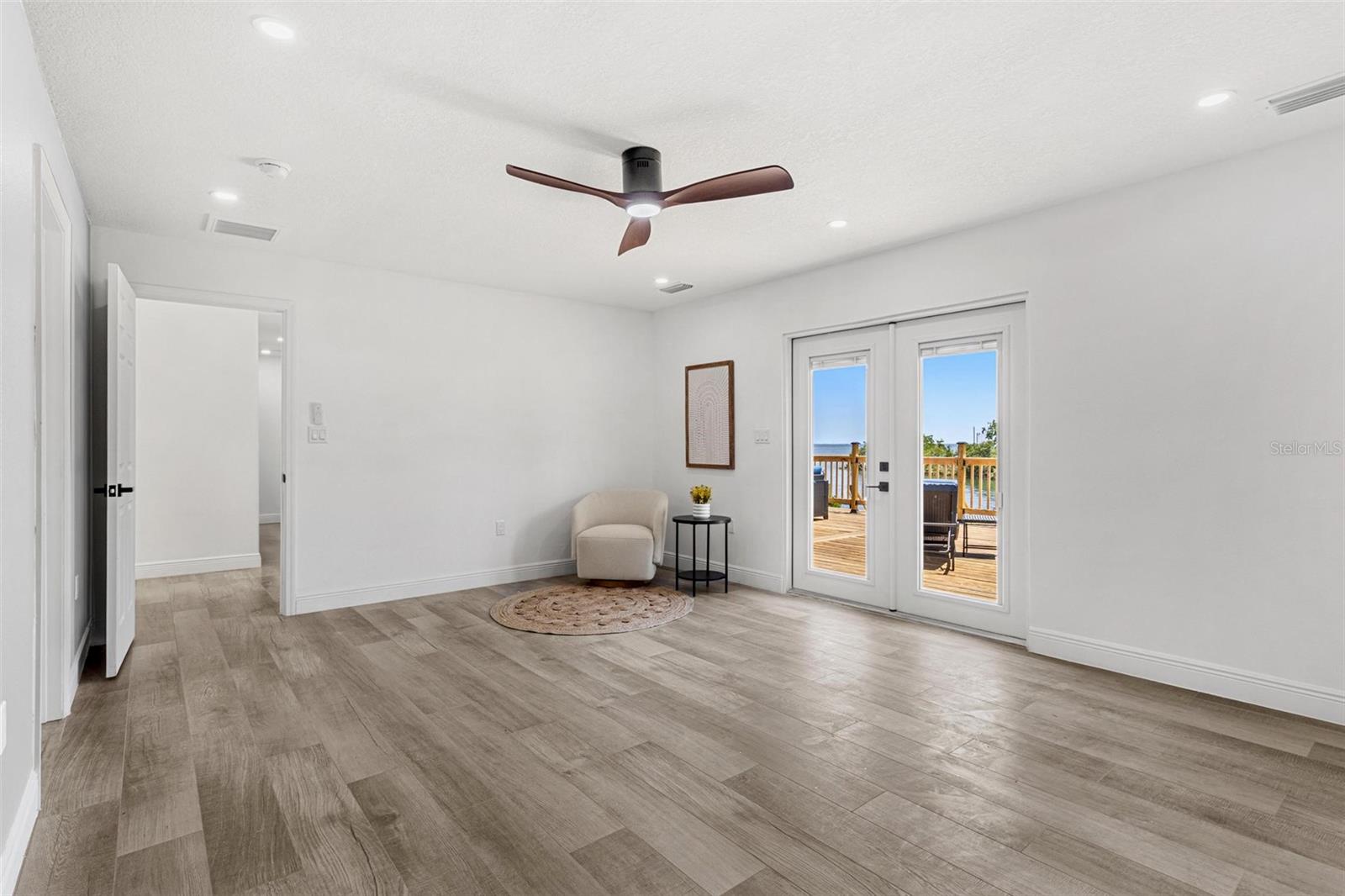 Image 42 of 62 For 380 Colony Point Road S