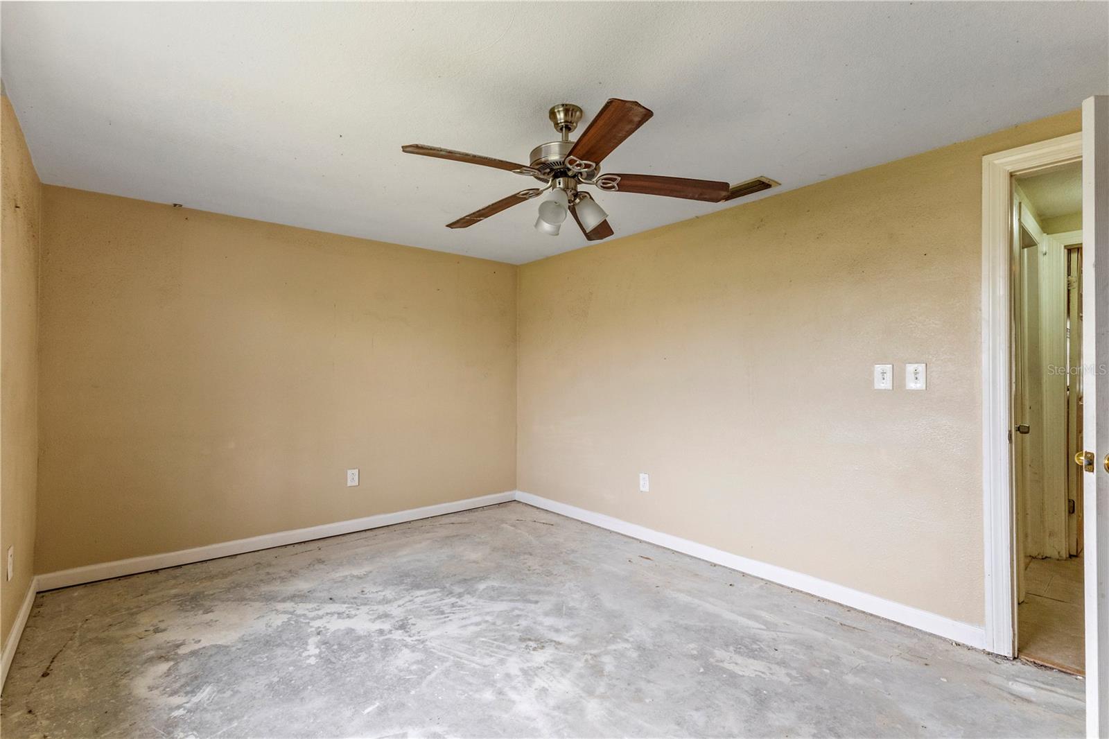 Listing photo id 20 for 3559 Rock Royal Drive