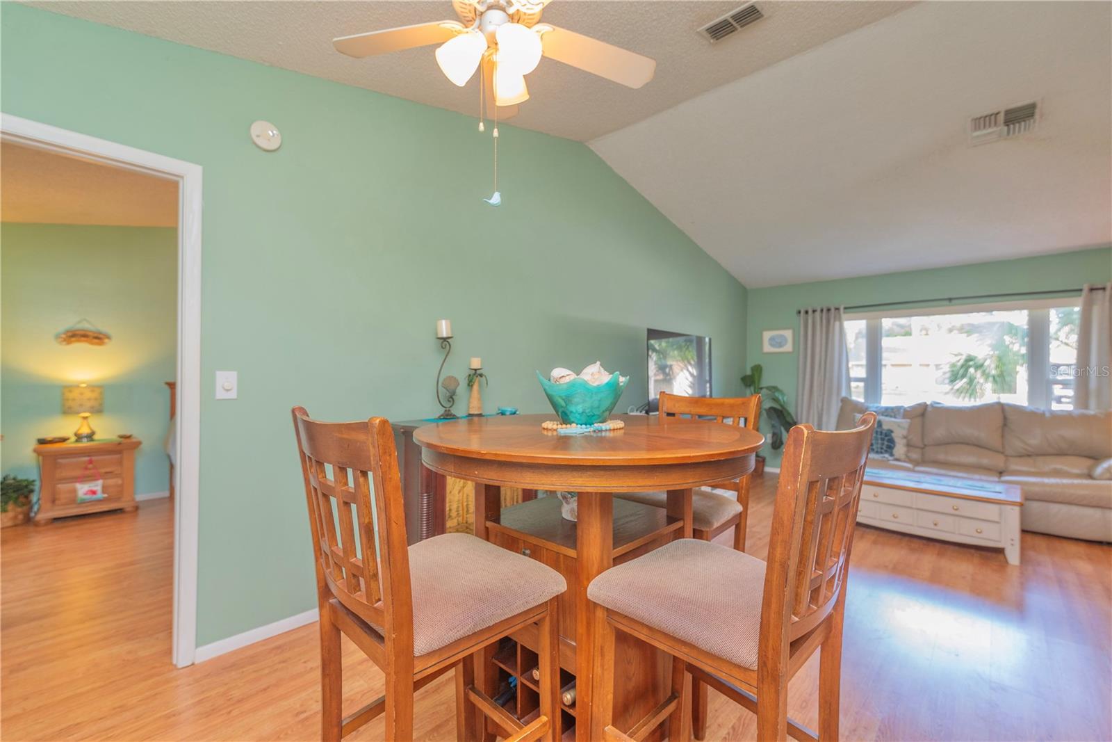 Listing photo id 10 for 2285 Hidden Meadows Drive E