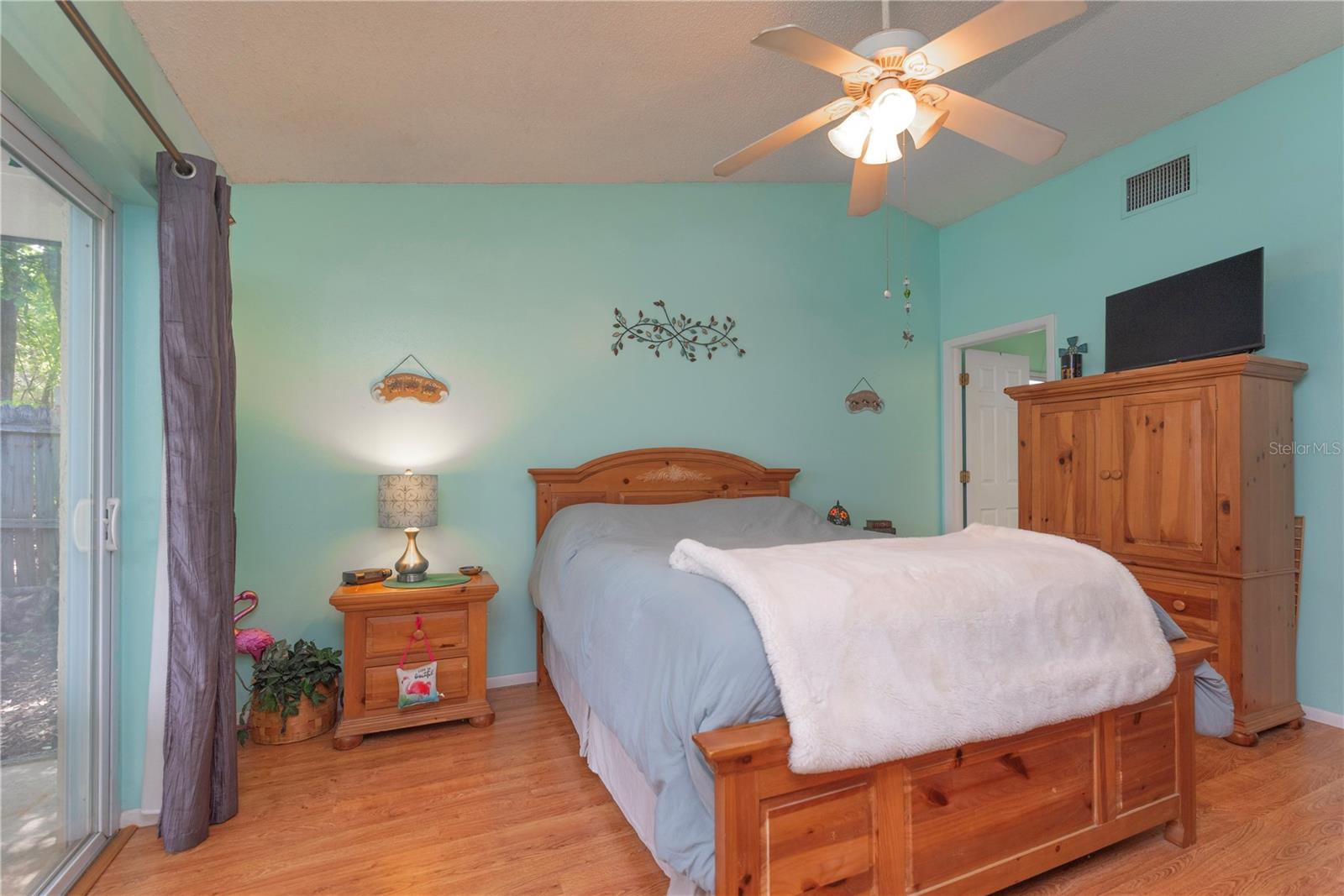 Listing photo id 12 for 2285 Hidden Meadows Drive E