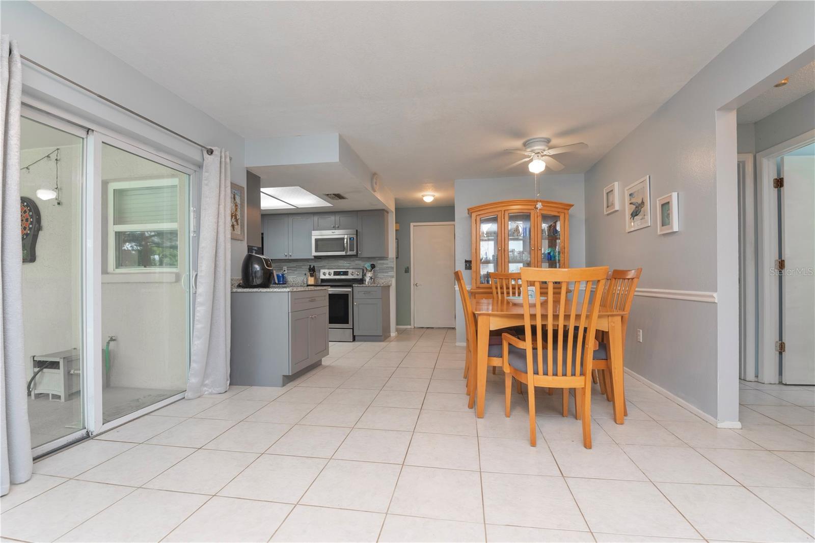 Listing photo id 6 for 2285 Hidden Meadows Drive E