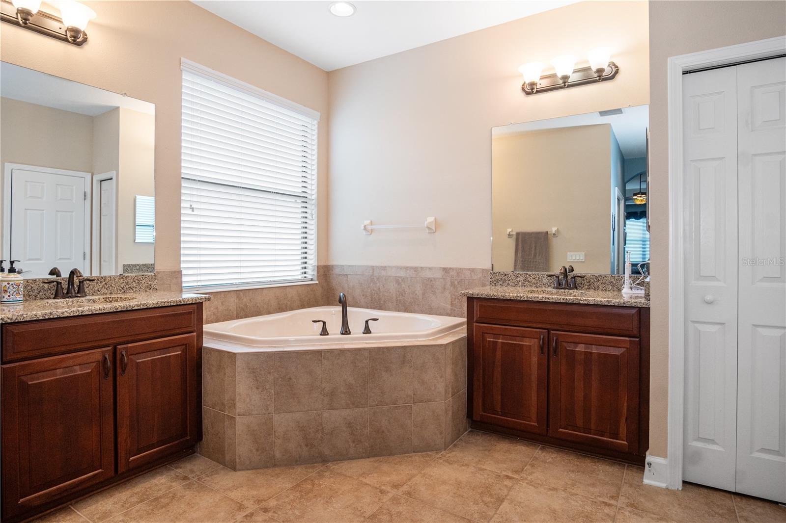 Listing photo id 20 for 8511 White Poplar Drive