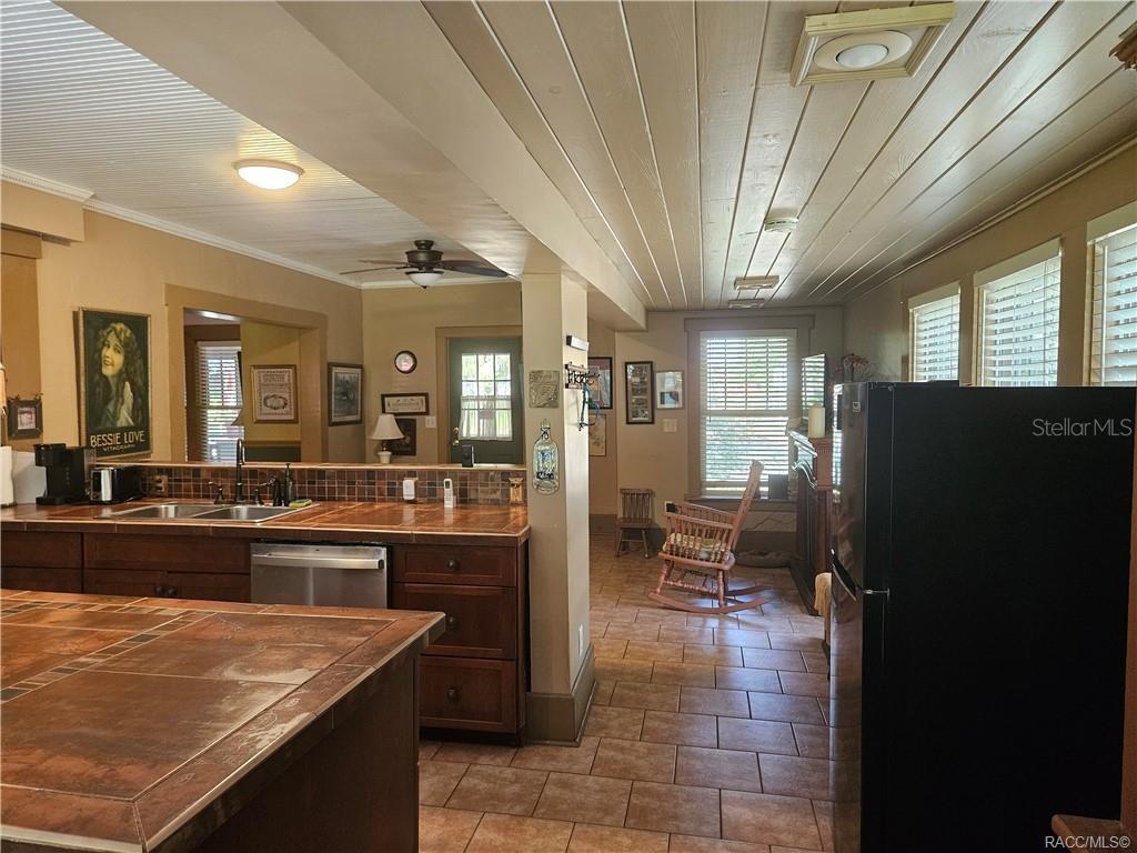 Image 10 of 72 For 754 2nd Avenue
