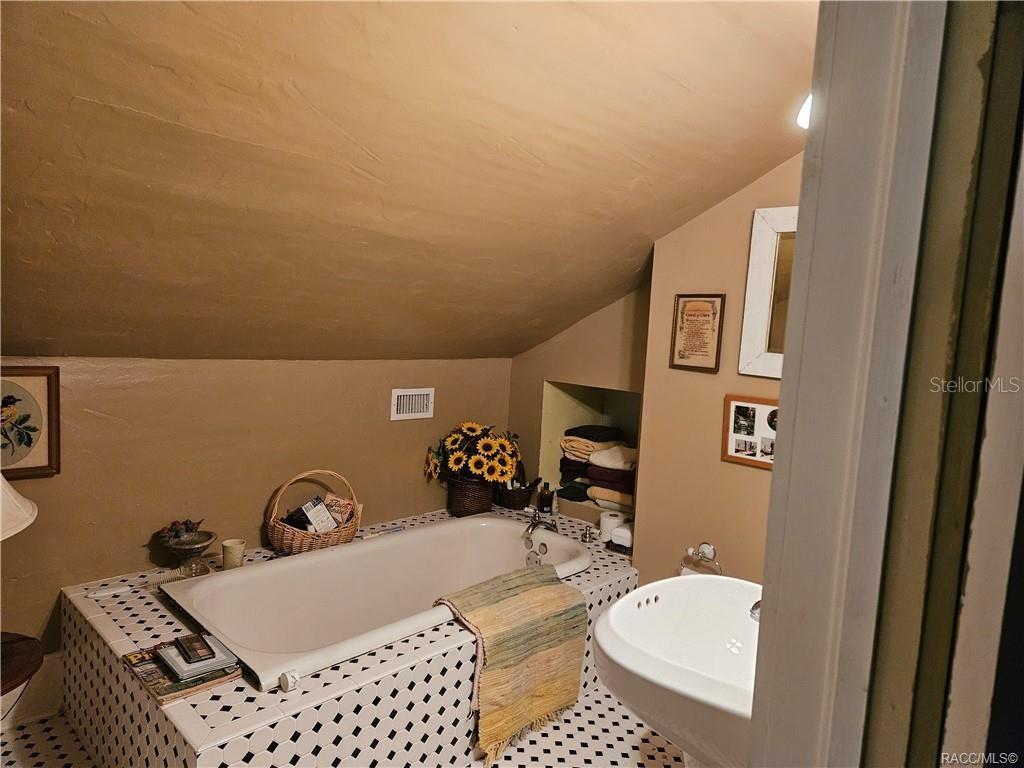 Image 32 of 72 For 754 2nd Avenue