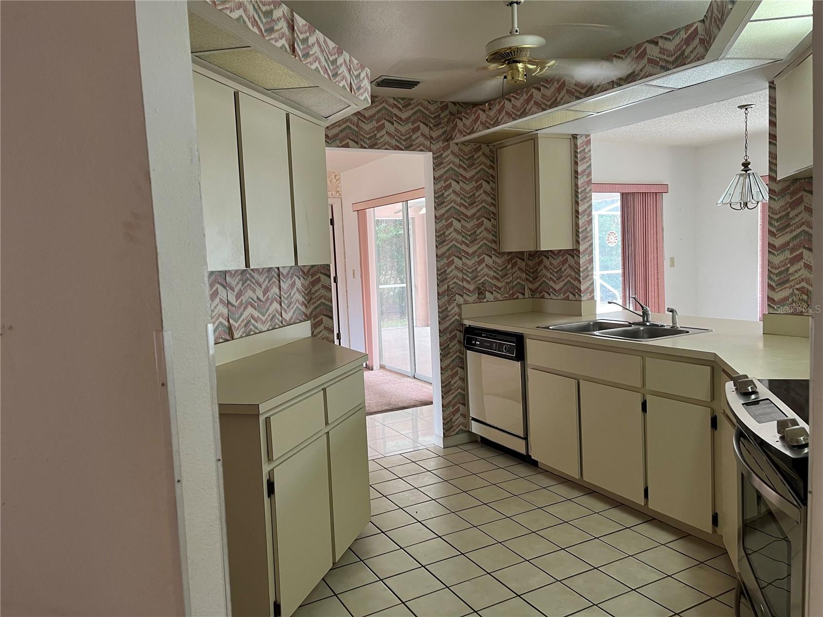 Listing photo id 7 for 8130 Shalom Drive