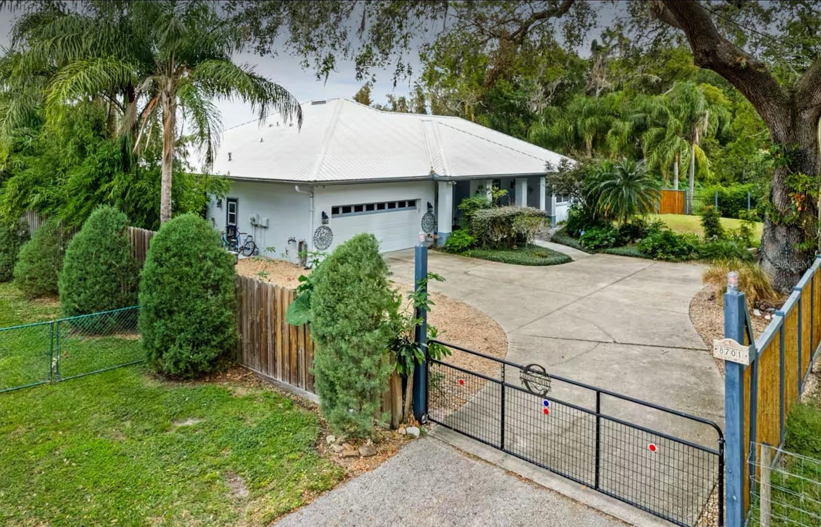 Listing photo id 10 for 8701 Lake Calm Lane