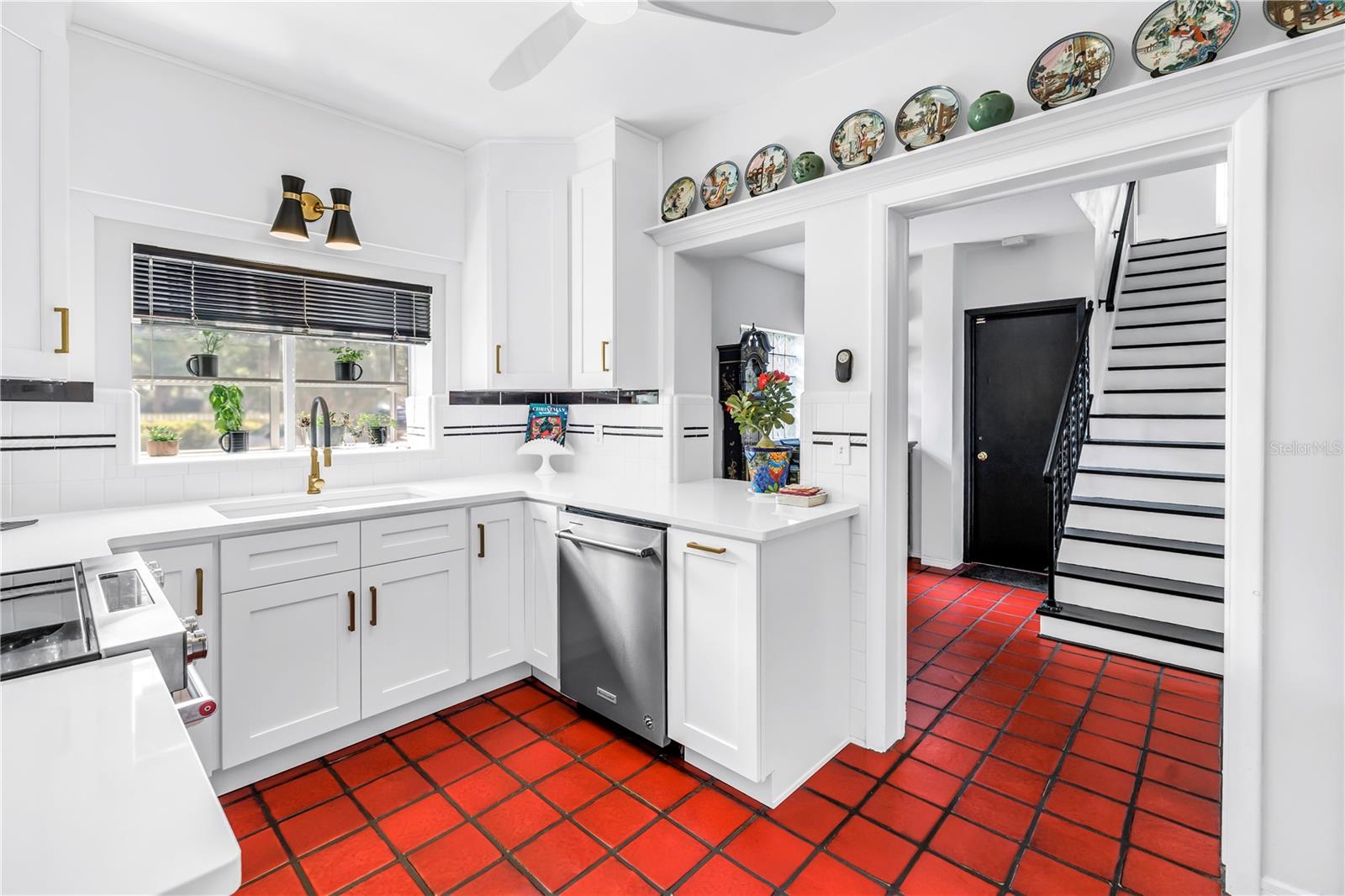 Listing photo id 13 for 356 20th Avenue Ne